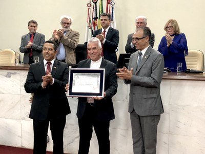 Luiz Donizete Caputo recebe título de Cidadão Honorário
