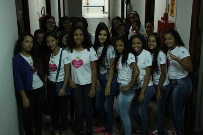 Meninas do projeto Garotas Brilhantes visitam prédio do Legislativo