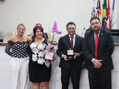 Professor Vilmar Alves recebe Medalha de Mérito Comunitário