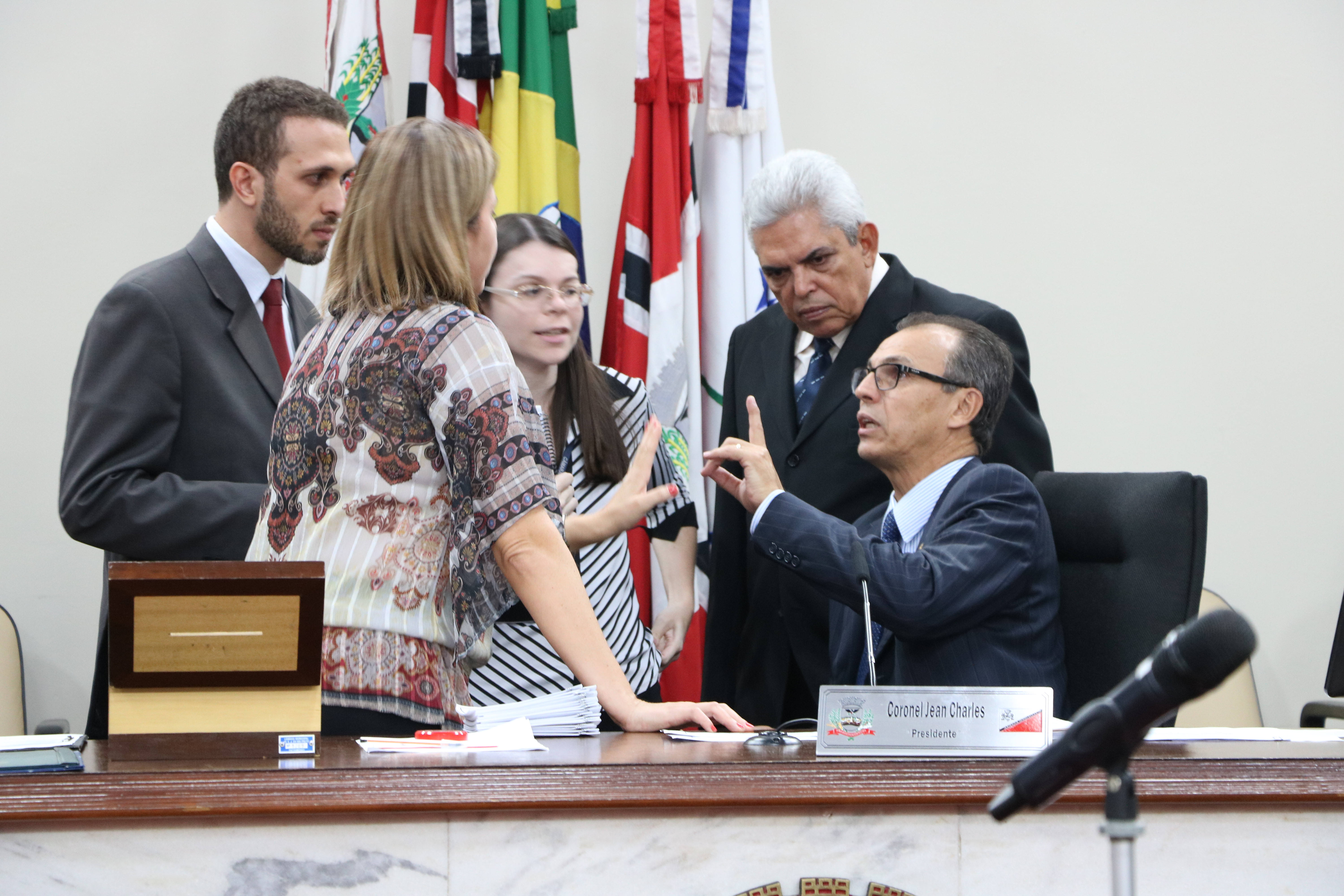 Presidente Jean Charles conversa com assessores durante sessão