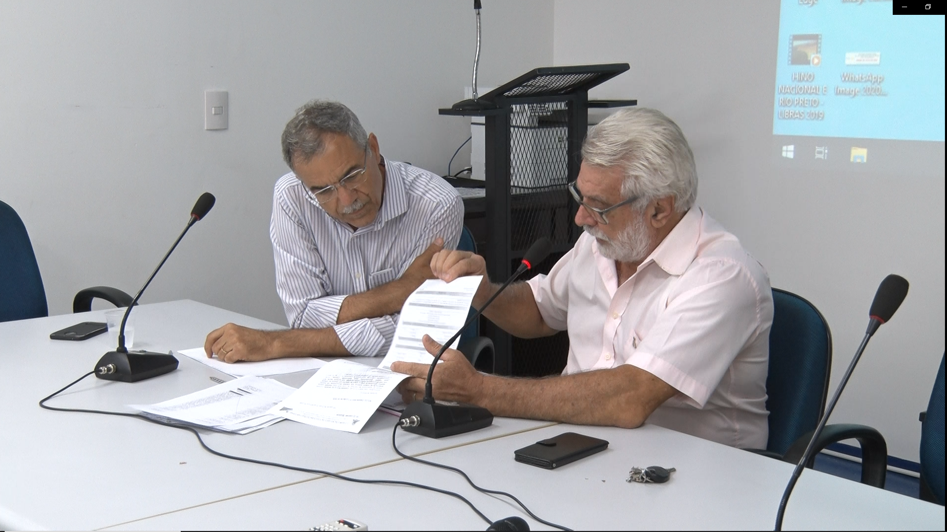 Vereadores Pedro Roberto e Marco Rillo no auditório da Câmara