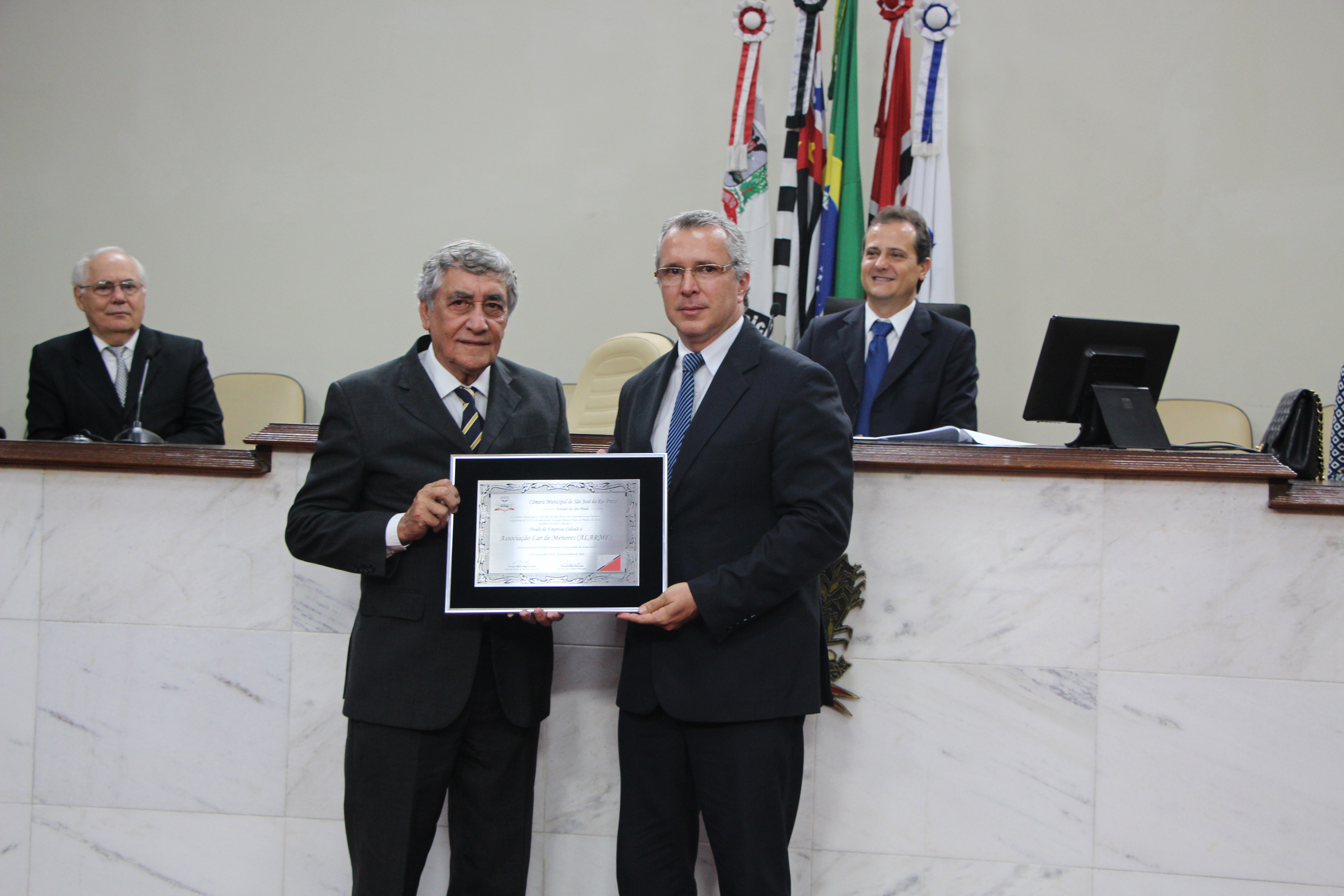 Vereador Renato Pupo entrega Título de Empresa Cidadã ao representante da Alarme Flávio Amaro da Silva