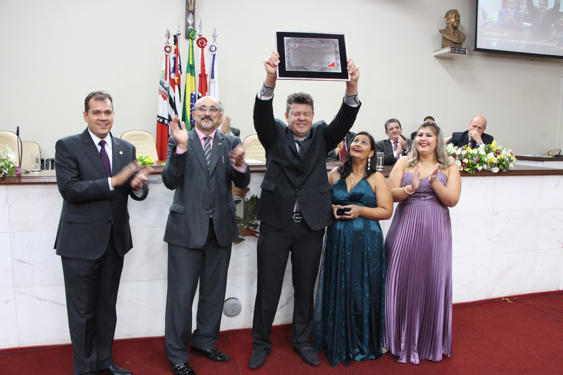 Ao lado da família, Magrão recebe dos vereadores Diploma de Gratidão do município