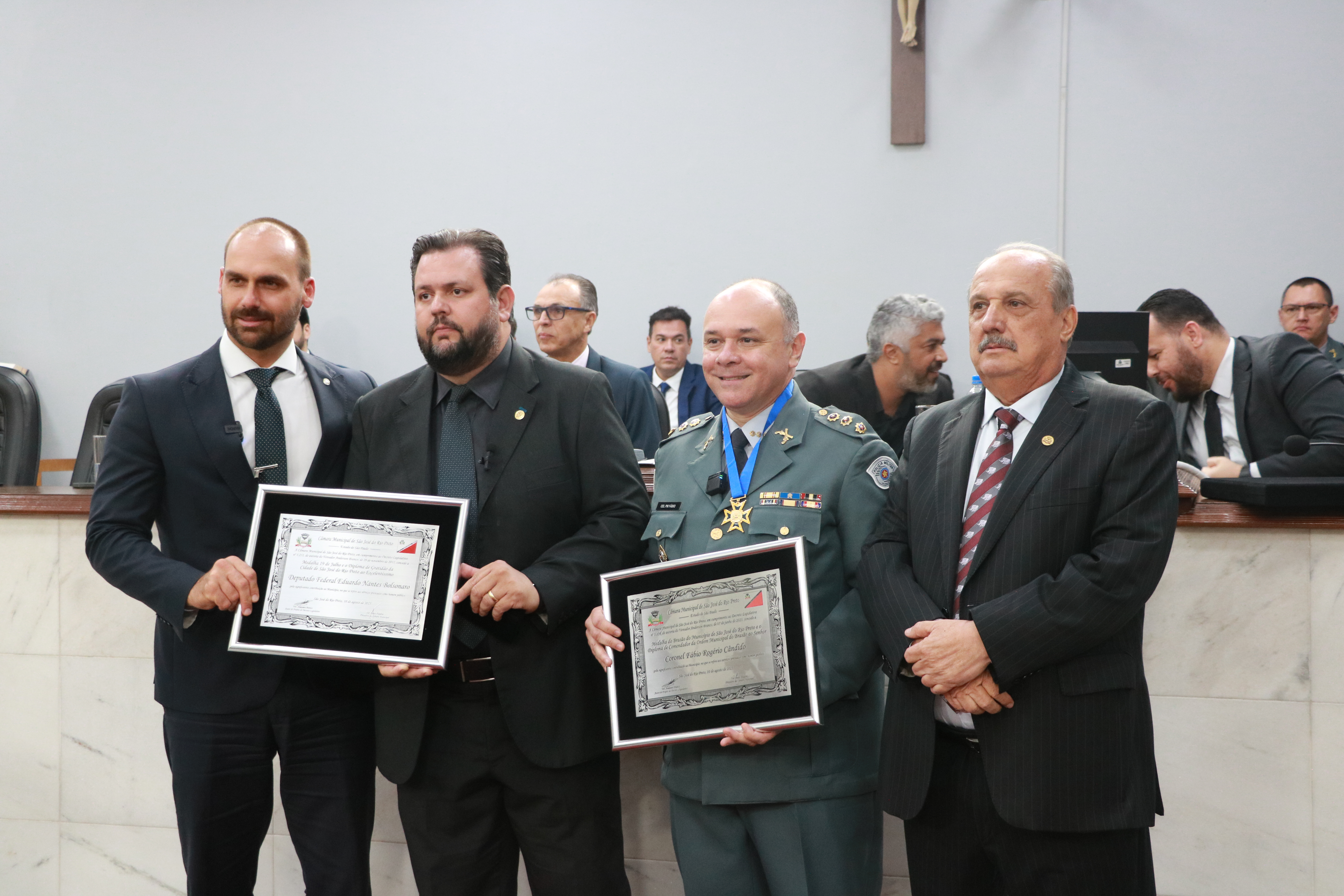 Deputado Eduardo Bolsonaro e coronel Fábio Cândido recebem homenagem da Câmara de Rio Preto