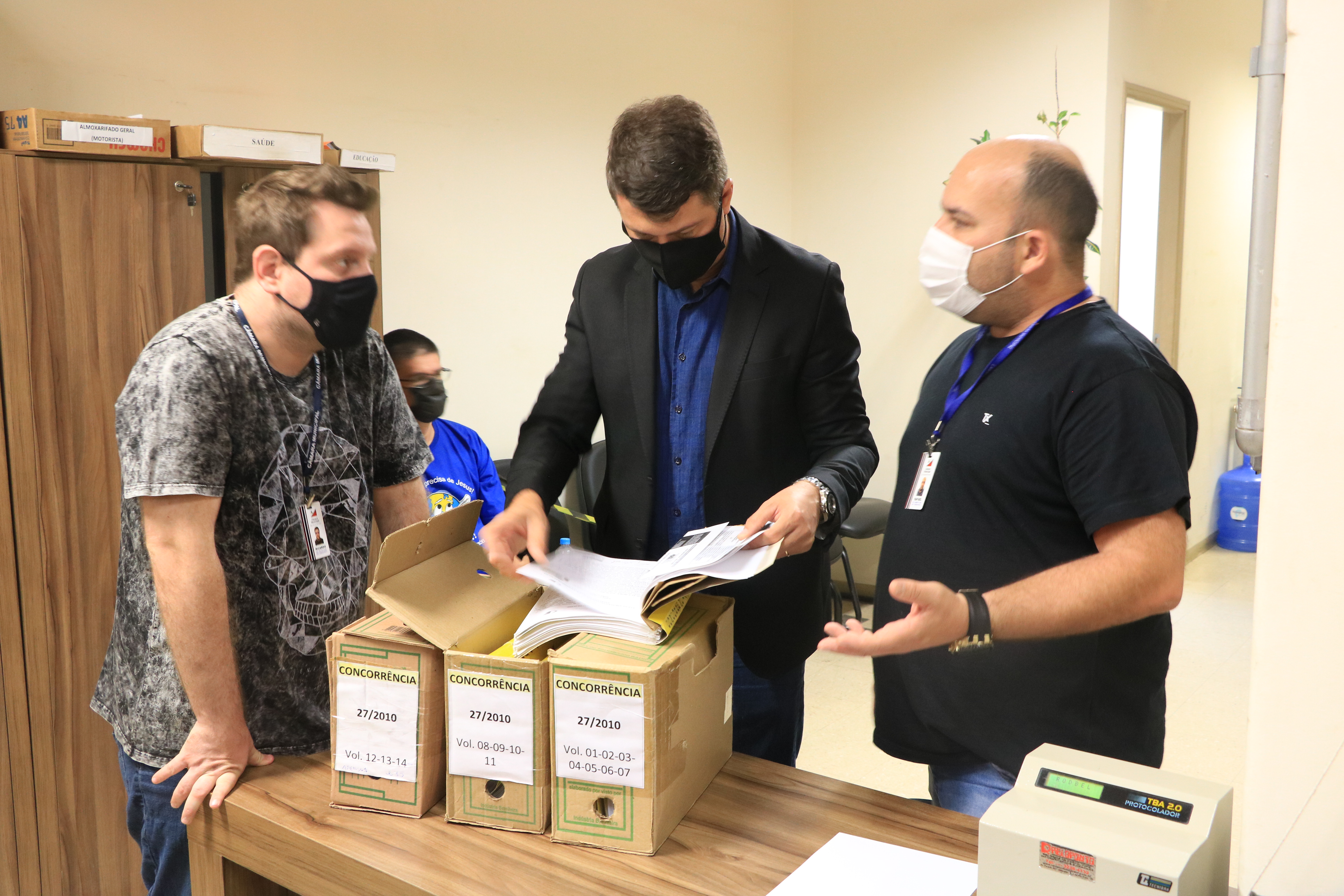 Presidente da CEI e assessores analisam documentos relativos ao transporte coletivo