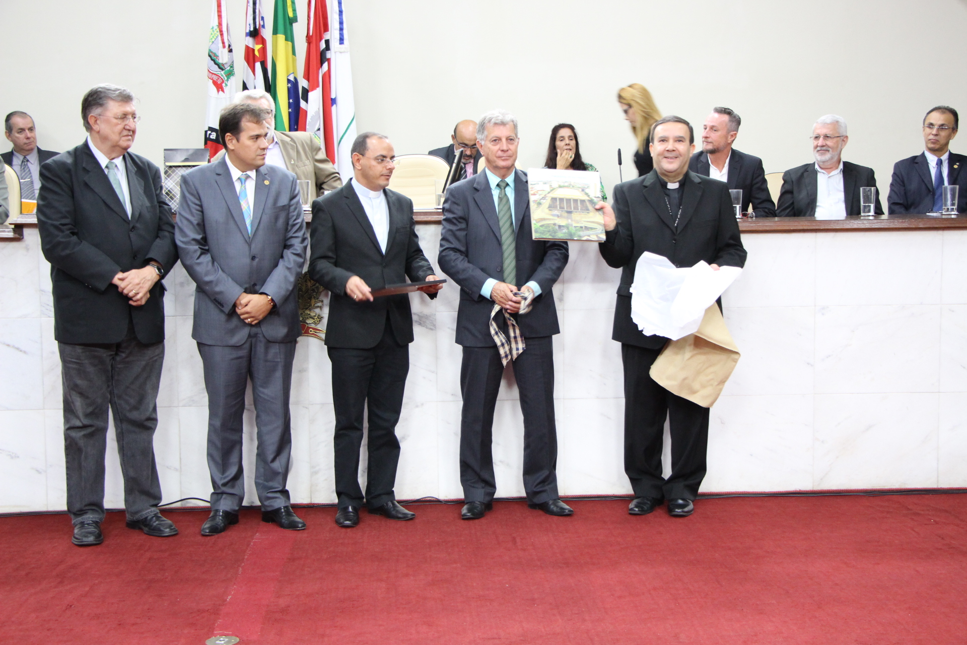 Bispo Dom Tomé recebe livro com todas as paróquias da Diocese de Rio Preto