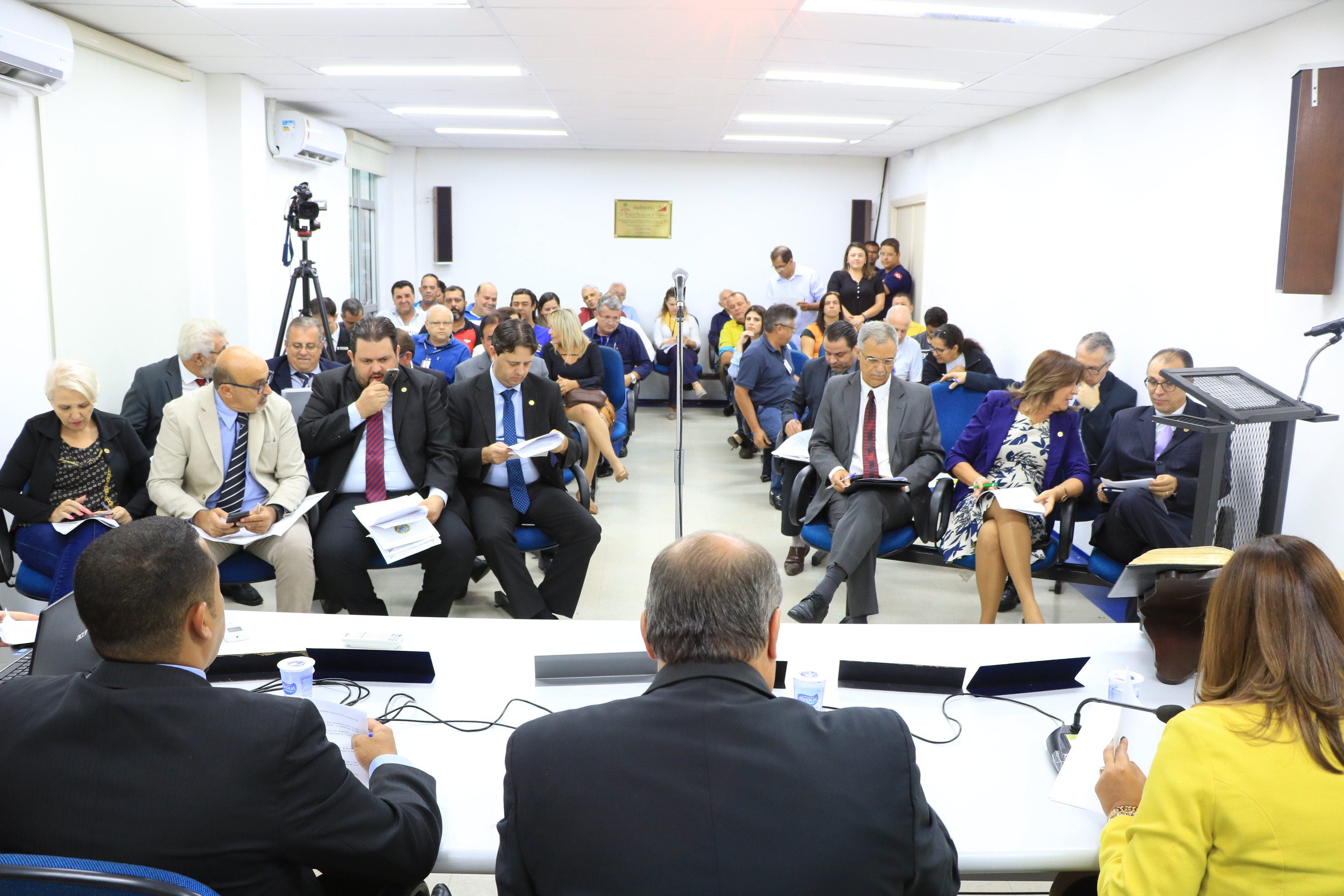 Vereadores durante sessão no auditório da Câmara