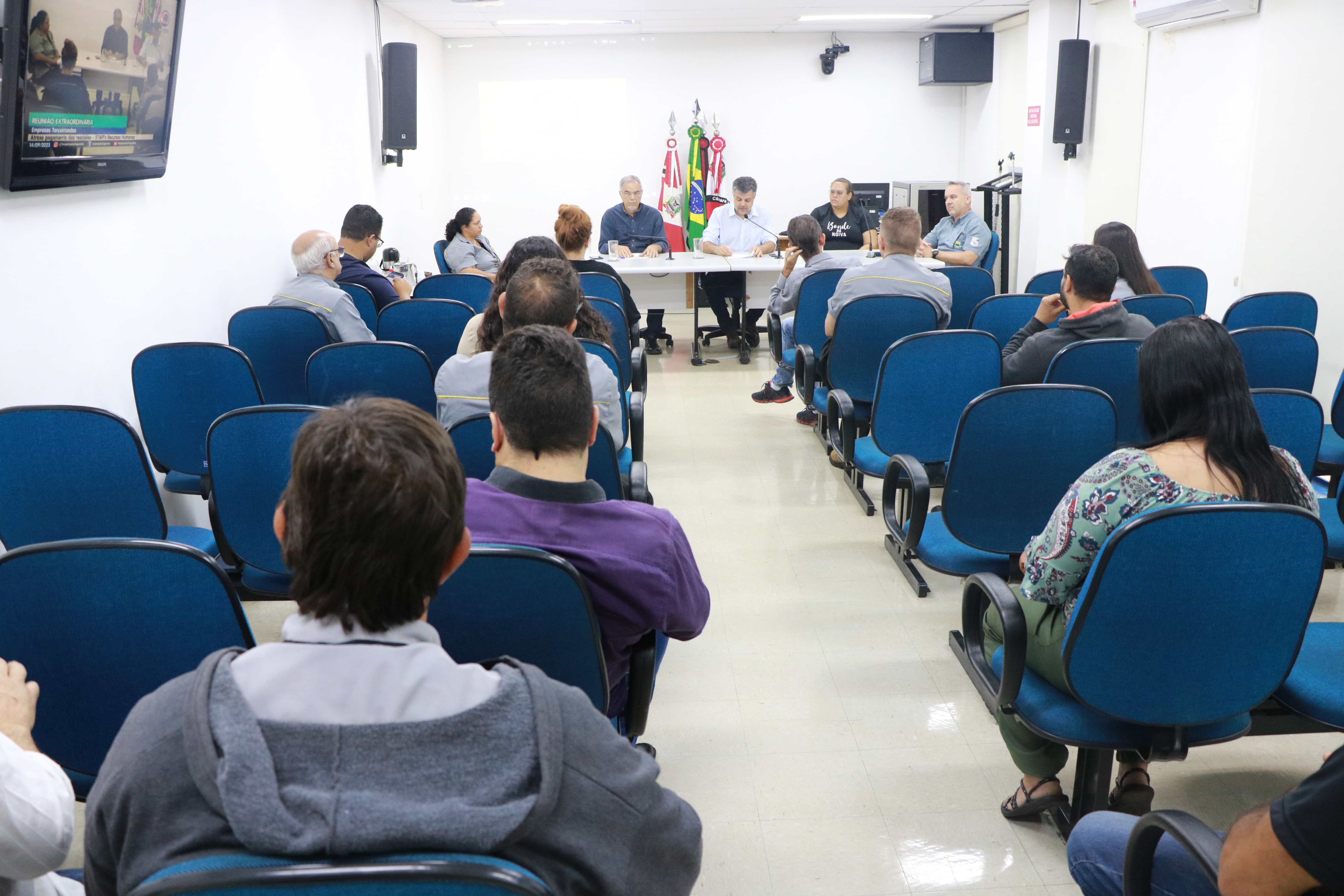 Vereadores, sindicalistas e terceirizados se reuniram para debater atraso de salários