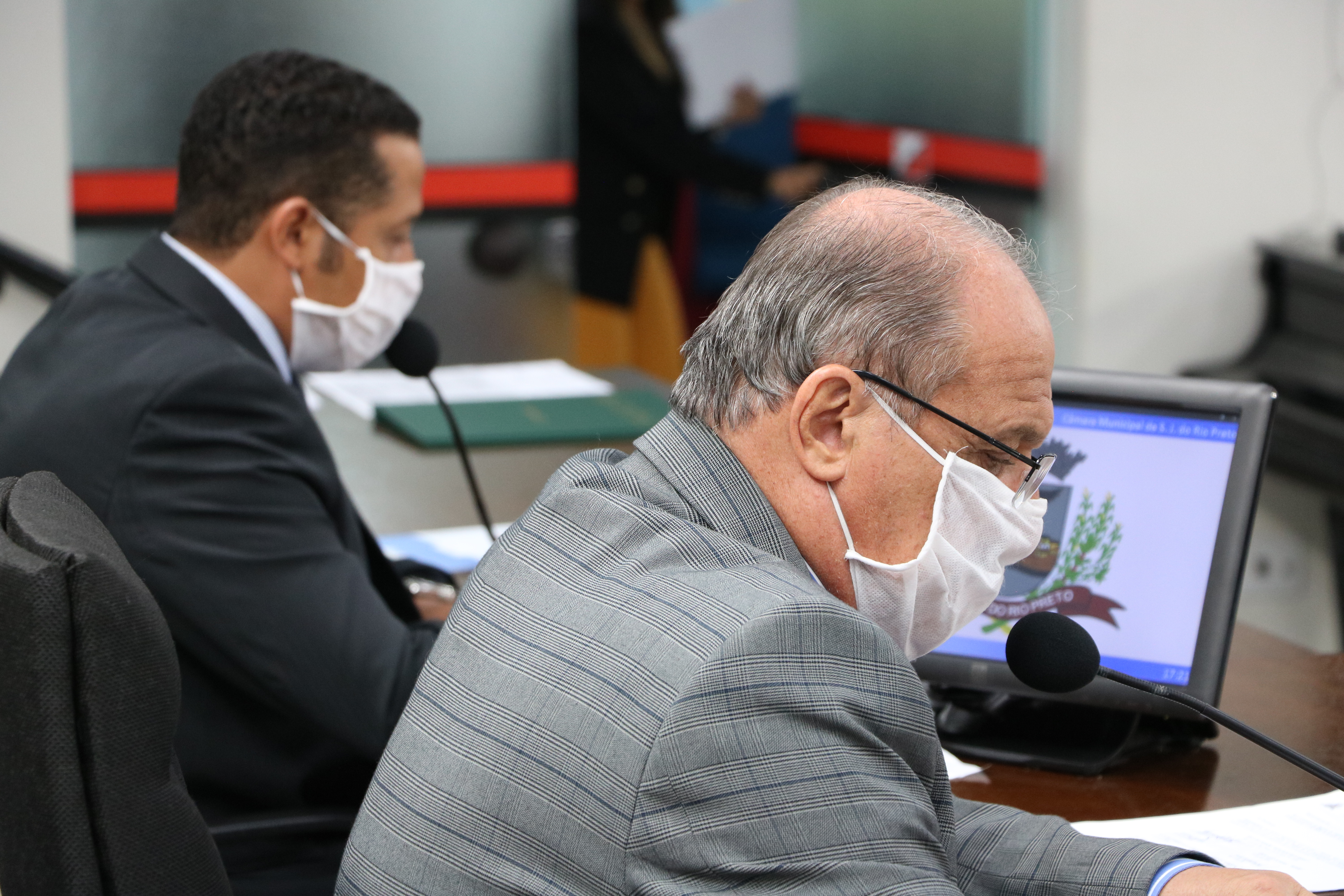 Sessão é transmitida ao vivo pela TV Câmara e Rádio Educativa