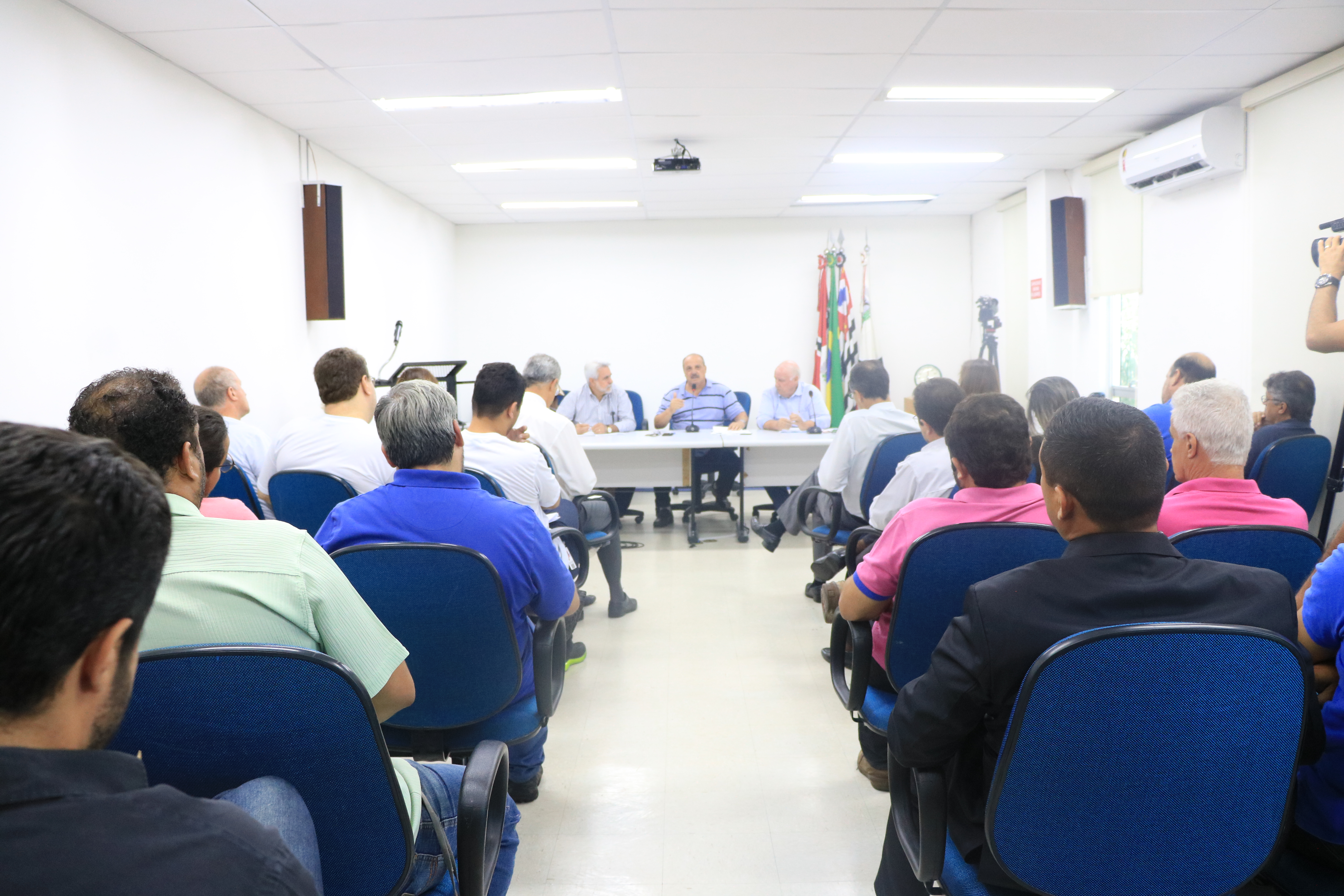 Reunião foi realiada no auditório da Câmara