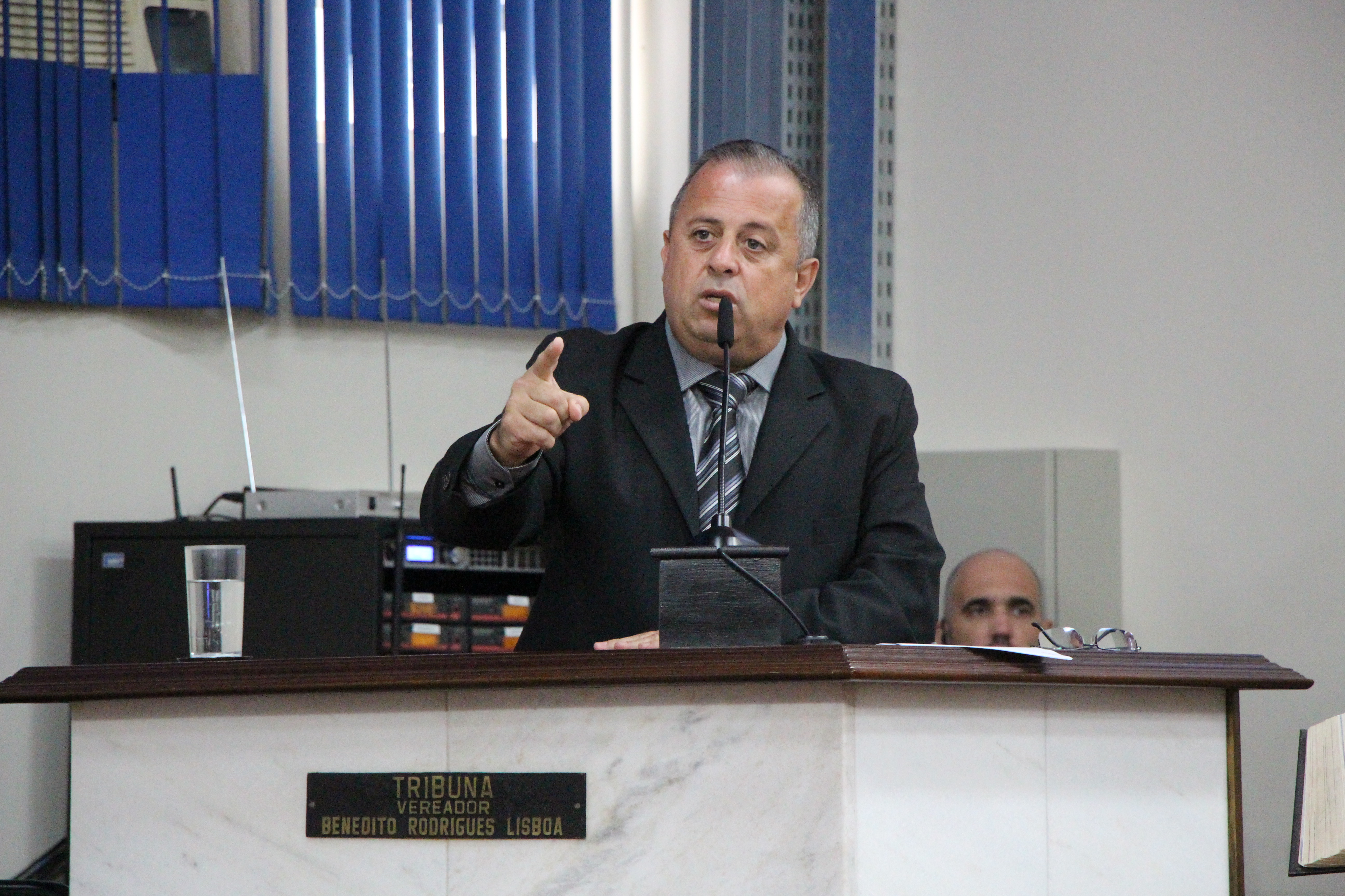 Projeto de Menezes prevê reserva de vagas para gestantes e mulheres com crianças de colo