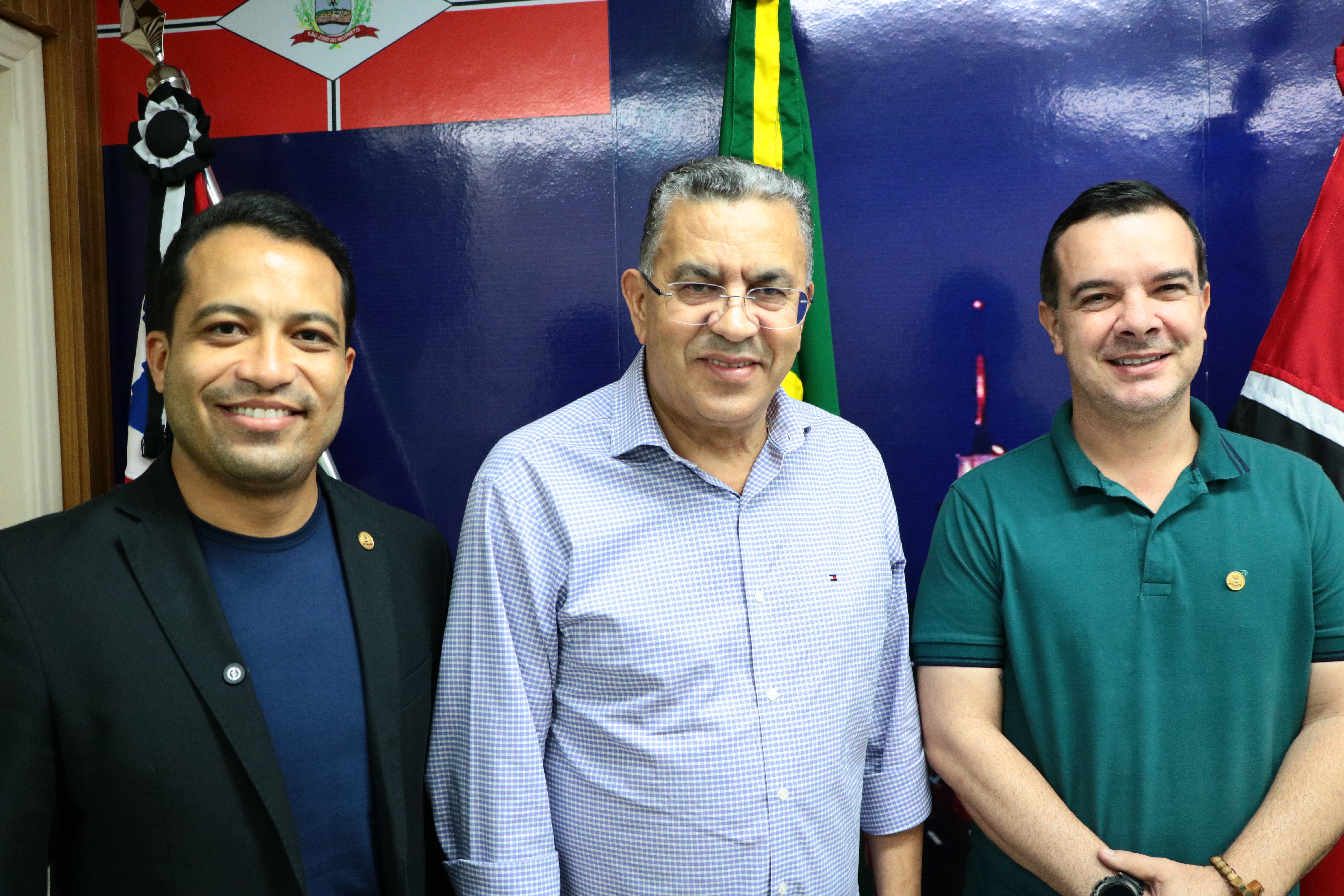 Deputado estadual Gilmaci Santos visita a Câmara