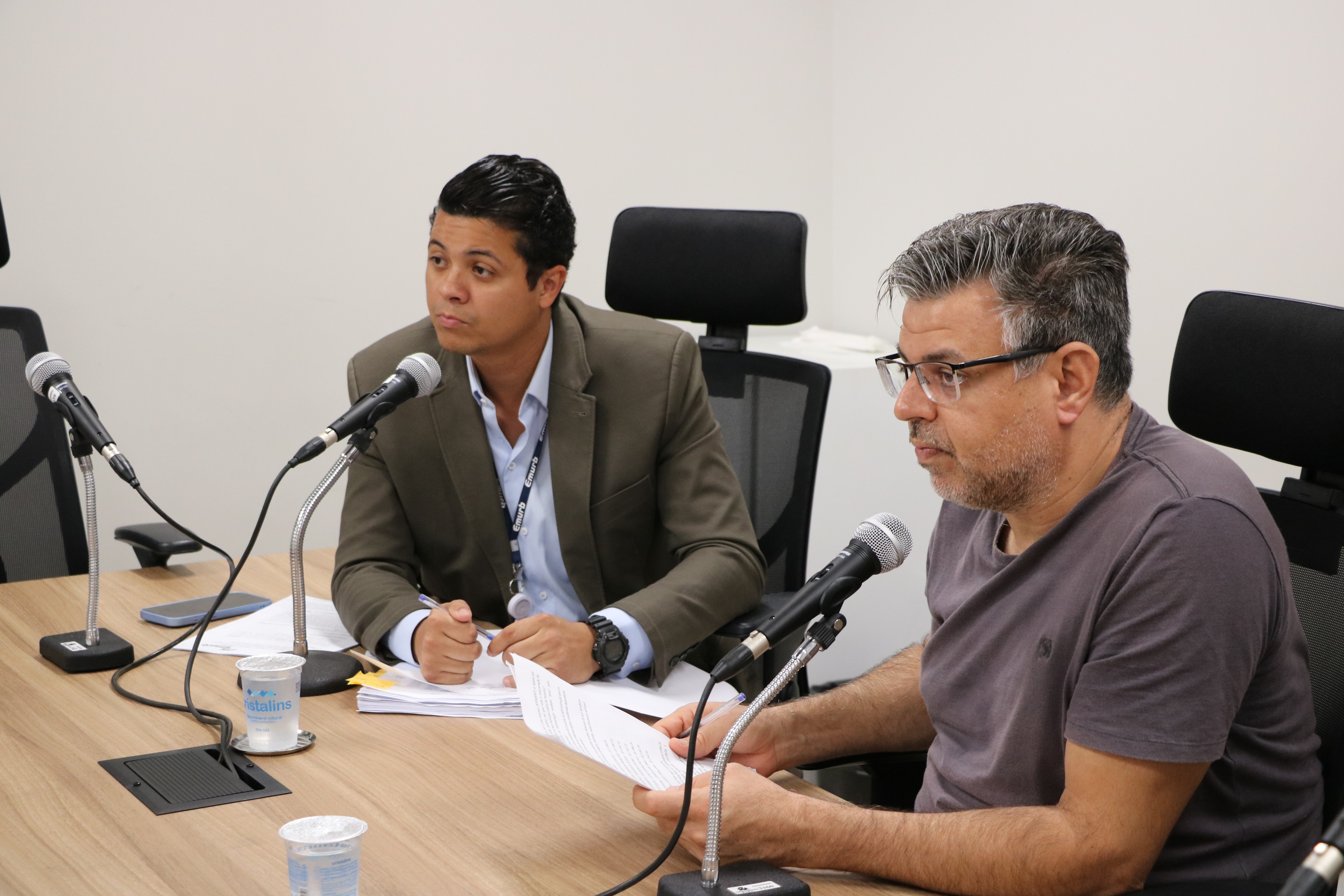 Gustavo Silva, da Emurb, e vereador João Paulo Rillo durante reunião realizada na Câmara