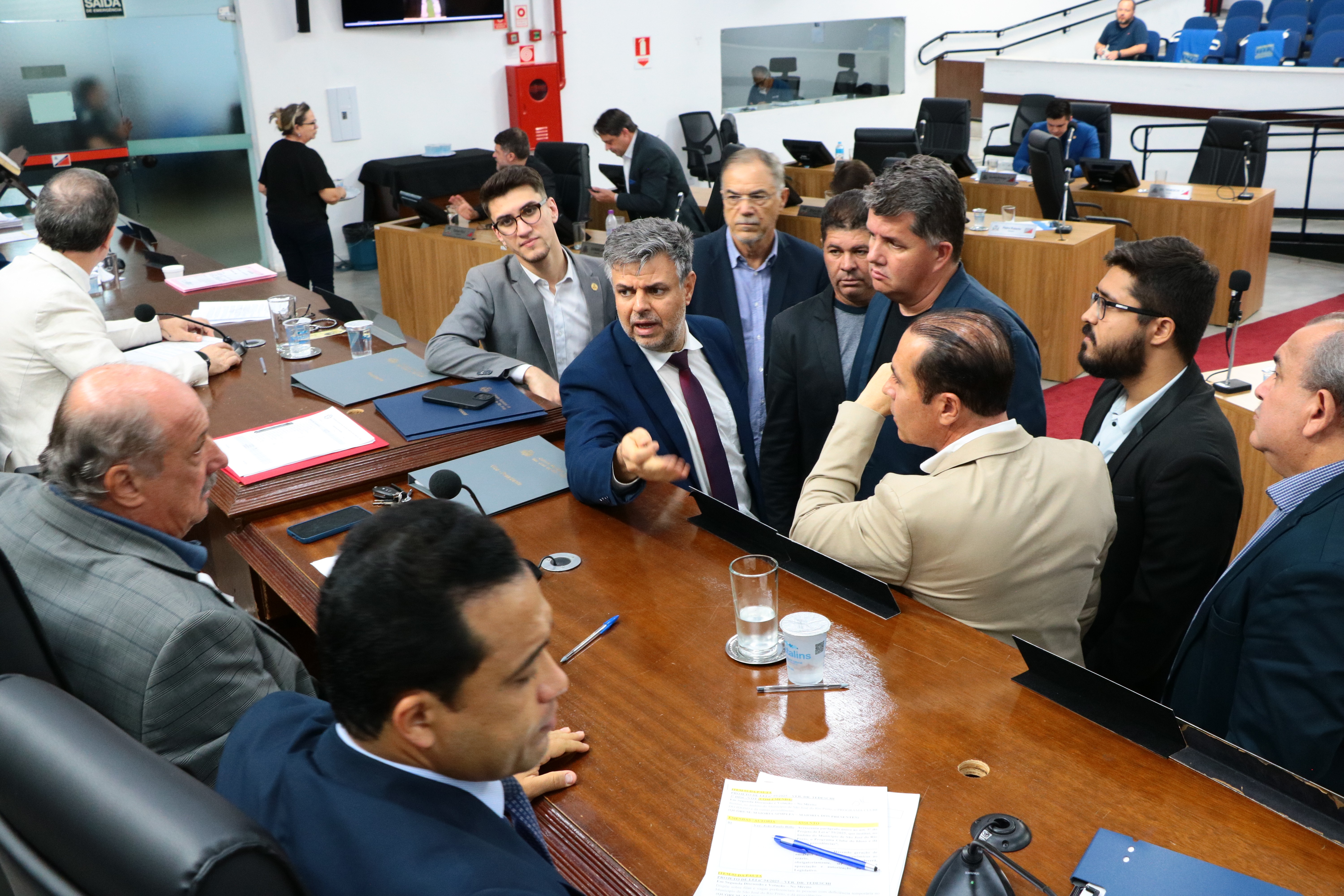 Acordo entre base e oposição adia por 10 sessões votação de projeto que impede convocação de secretários