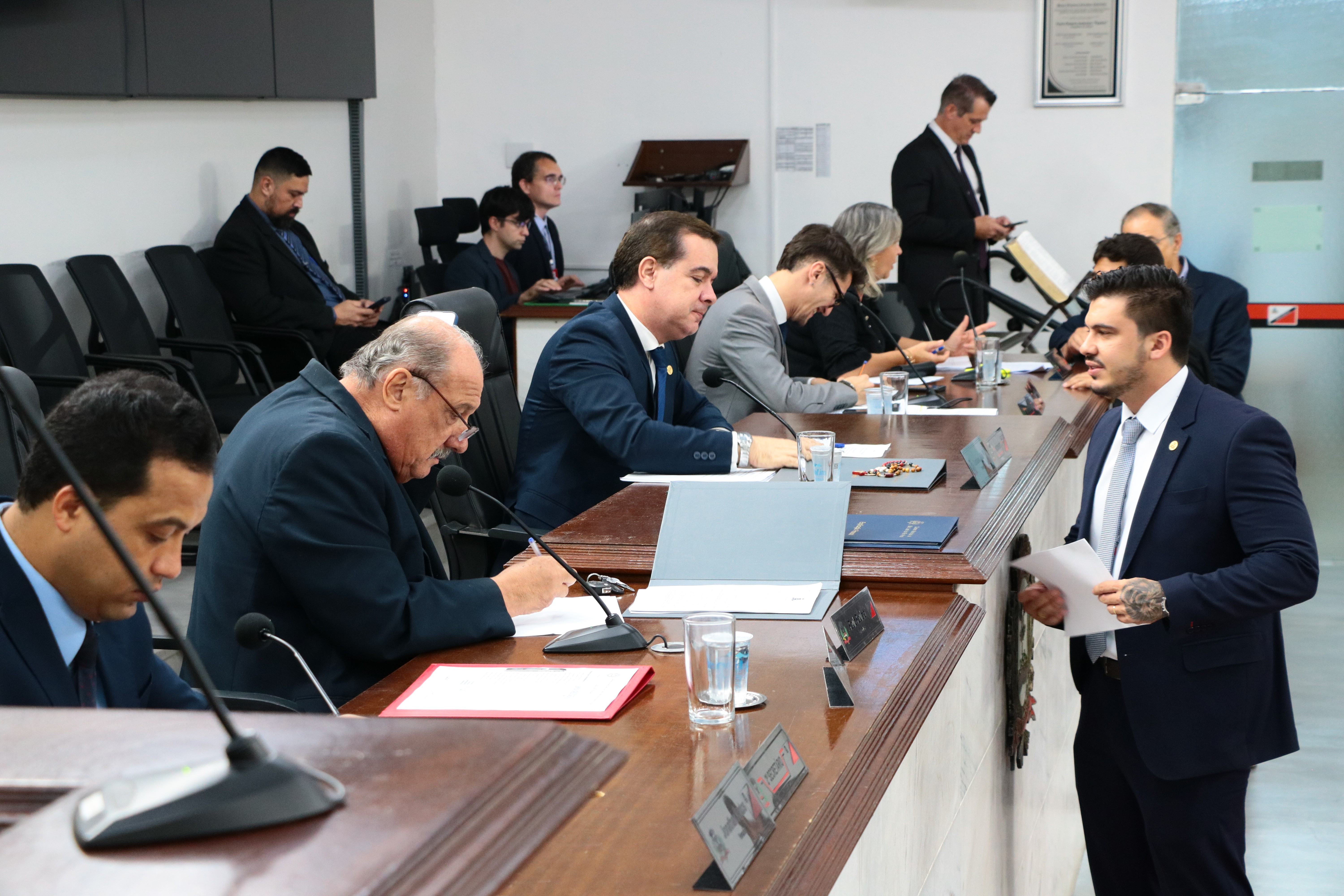 Vereadores analisam projeto que obriga prefeito e vice a fazer exame toxicológico