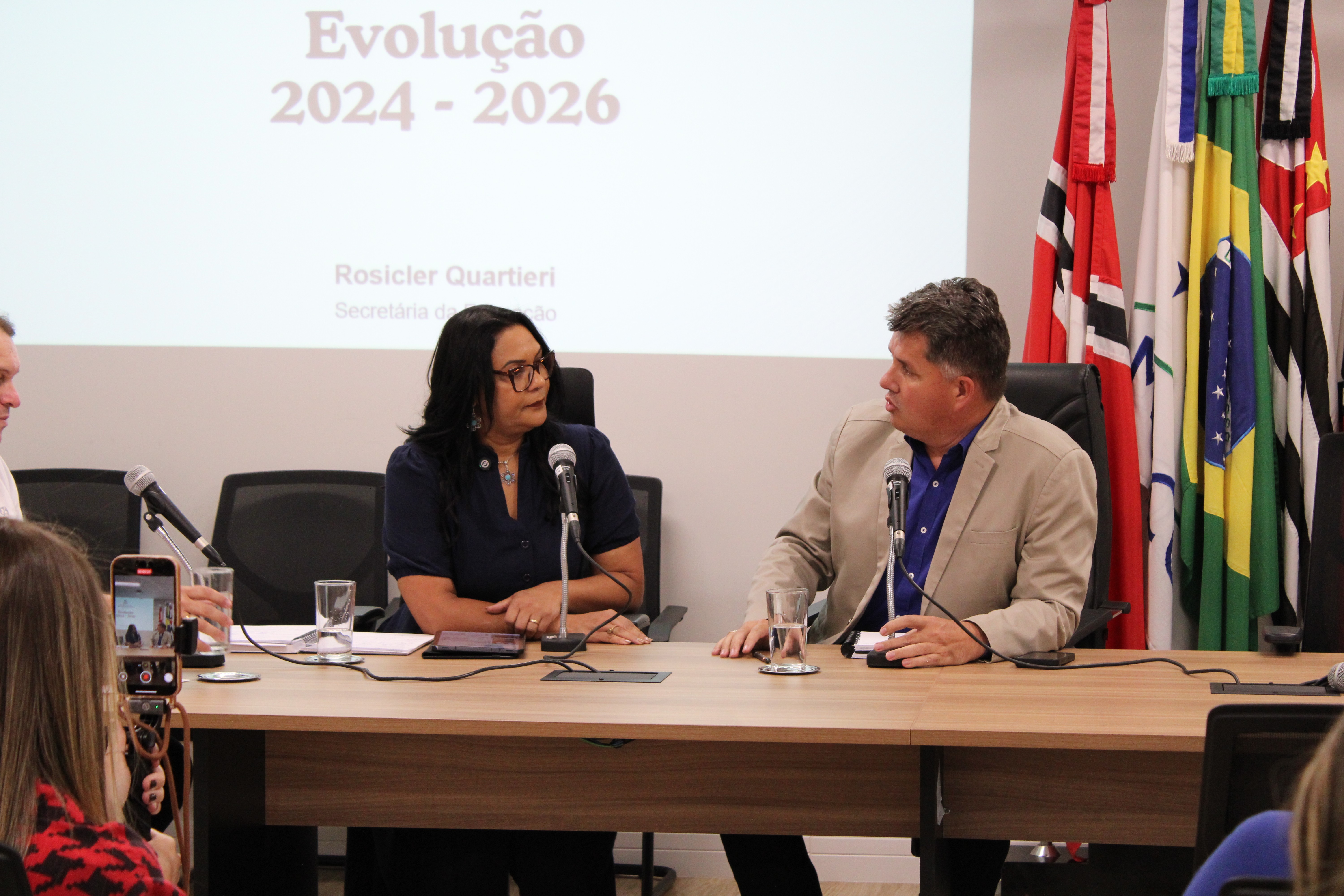 Secretária da Educação participa de reunião na Câmara