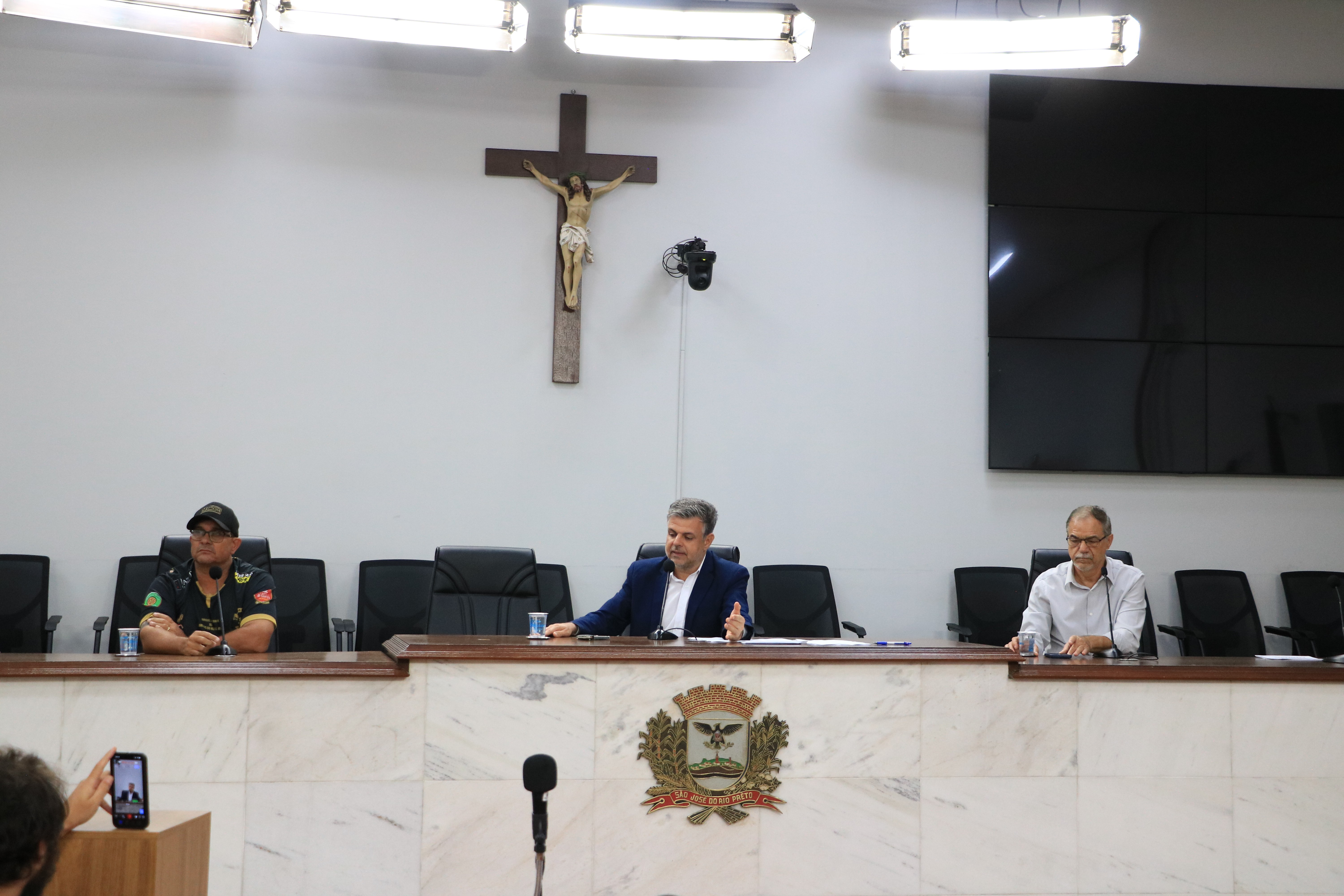 Vereadores cobram explicações sobre gastos com escultura da capivara