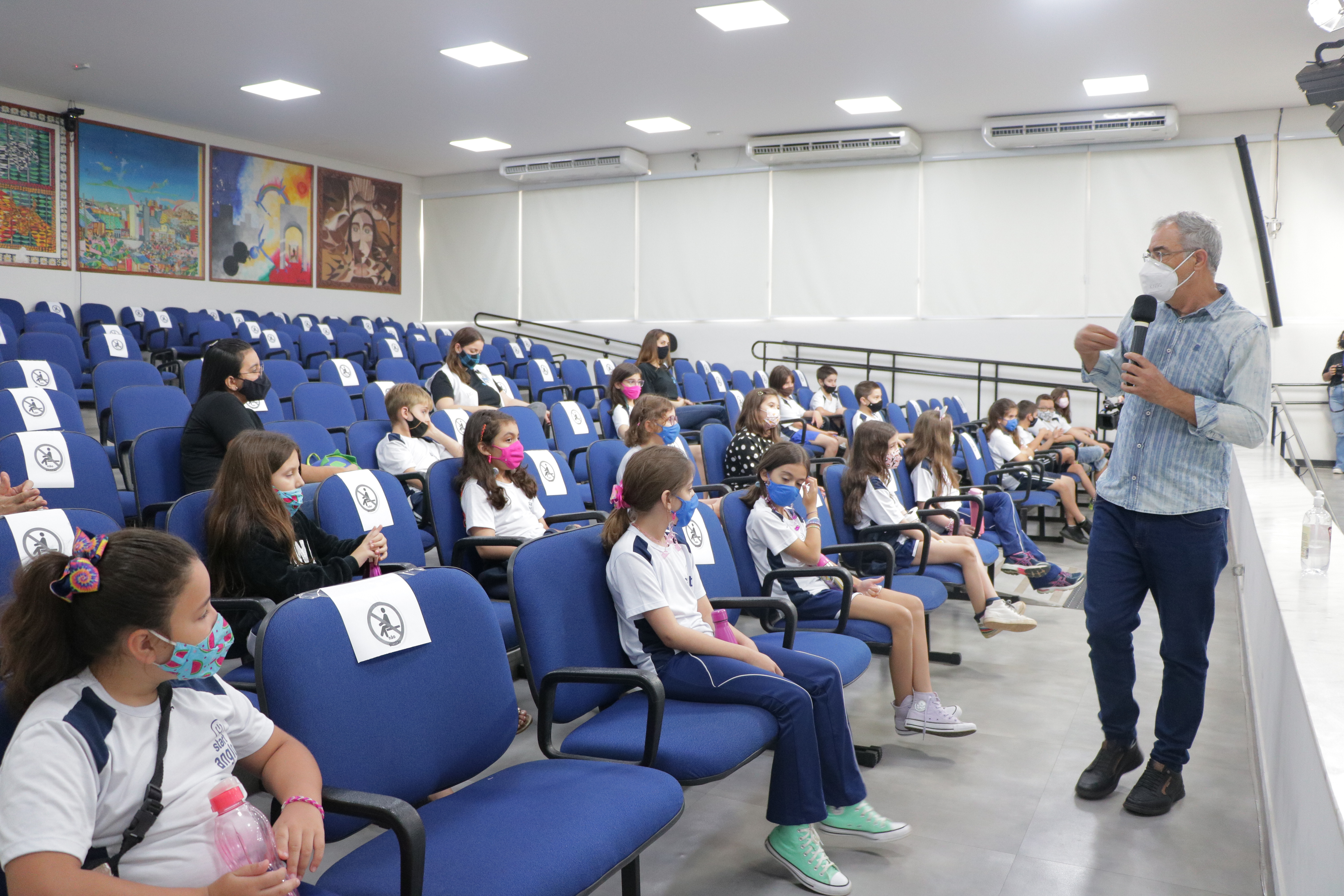 Pedro Roberto conversa com os alunos no Plenário