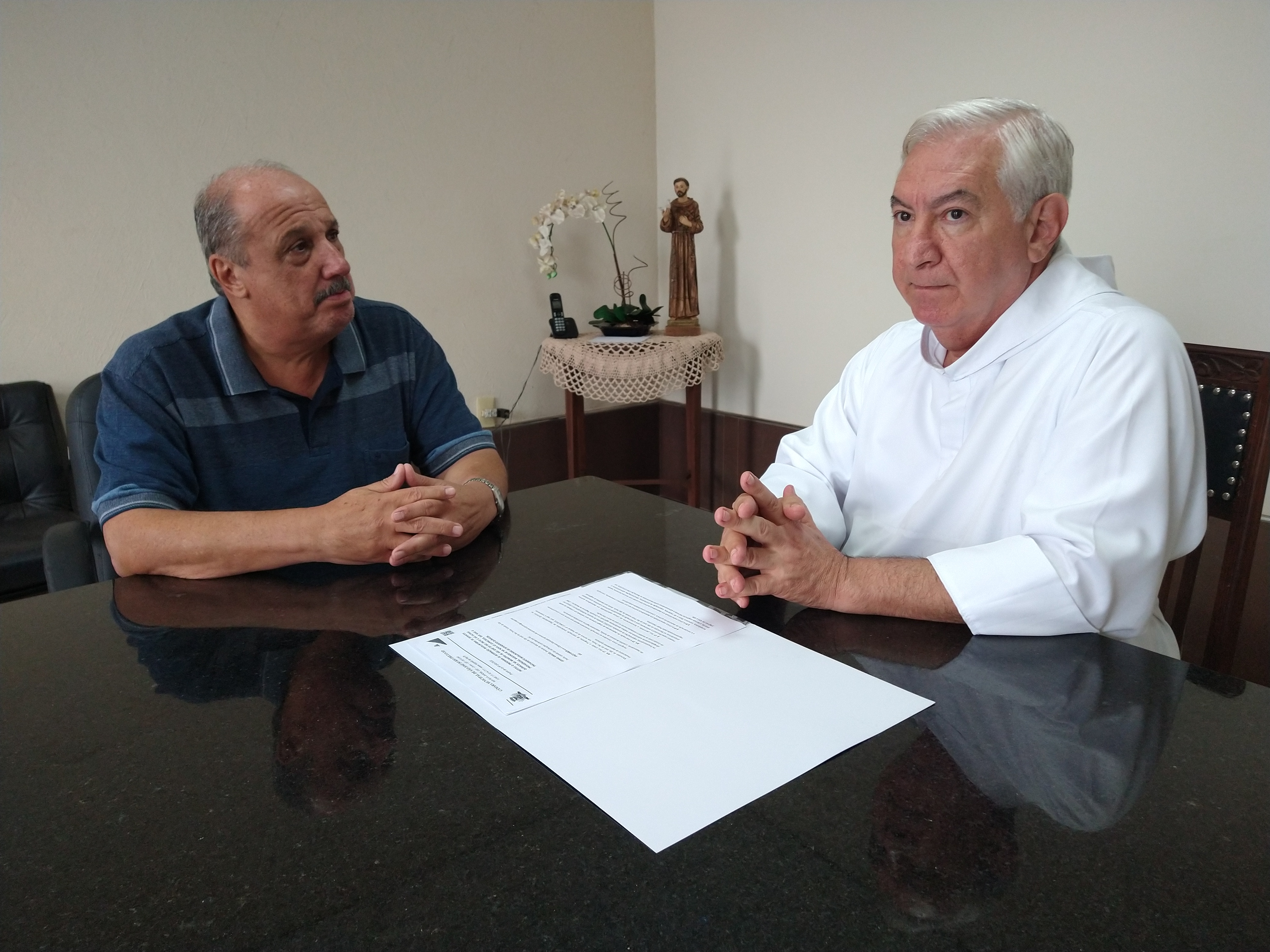 Pauléra em visita ao frei Francisco: colaboração