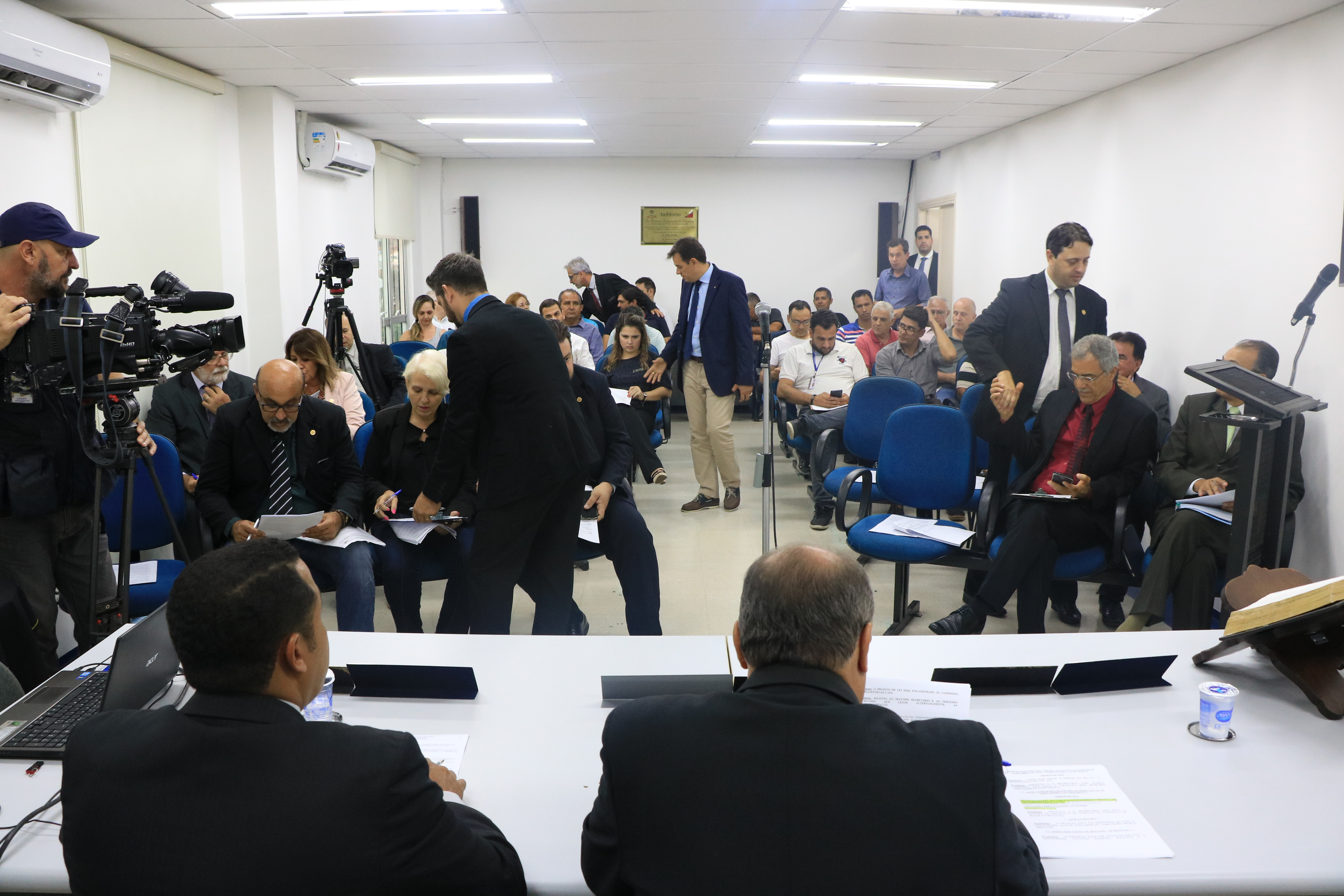 Vereadores durante sessão ordinária no auditório da Câmara