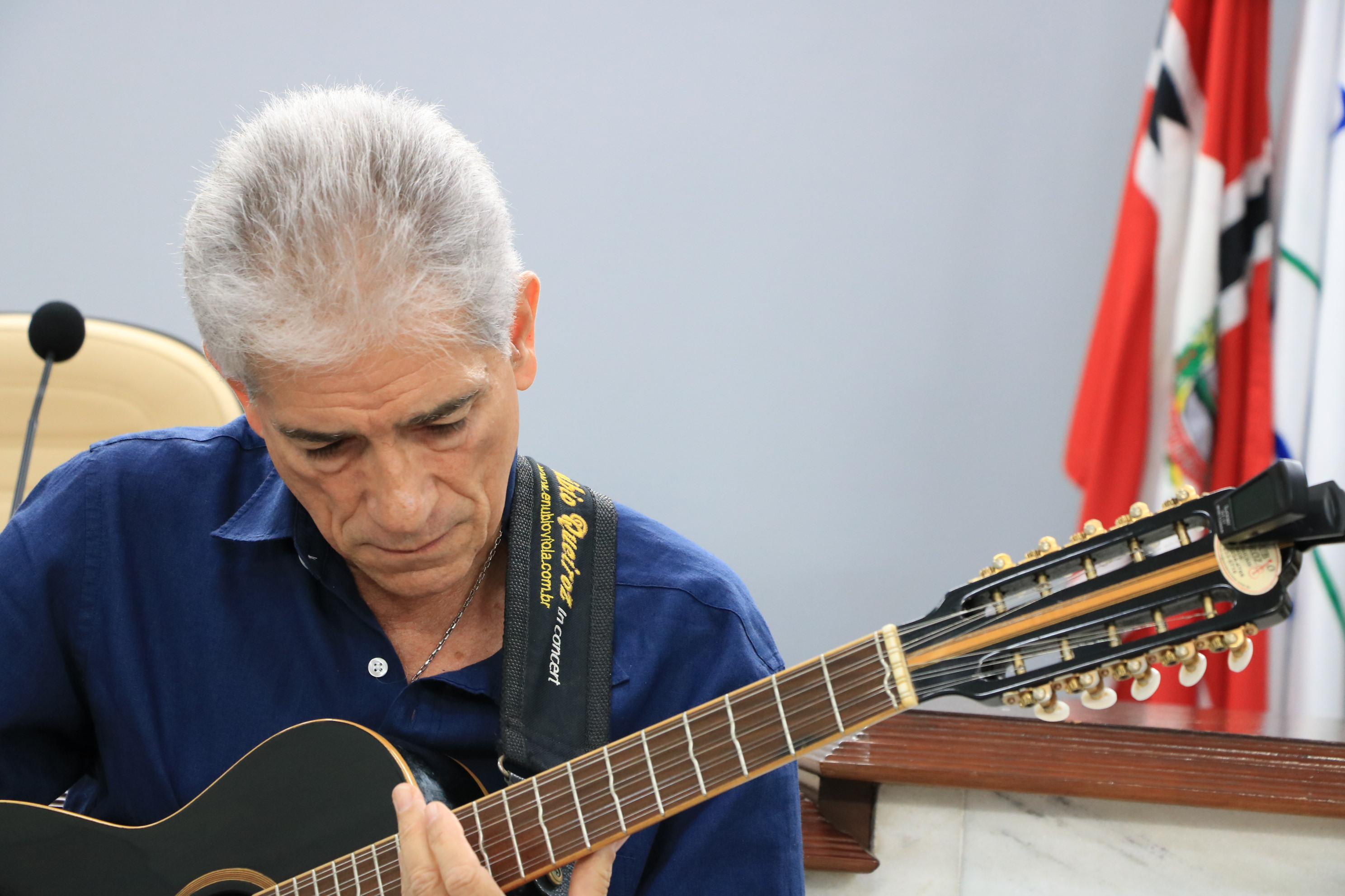 Músico Enúbio Queiroz executou os hinos Nacional e de Rio Preto