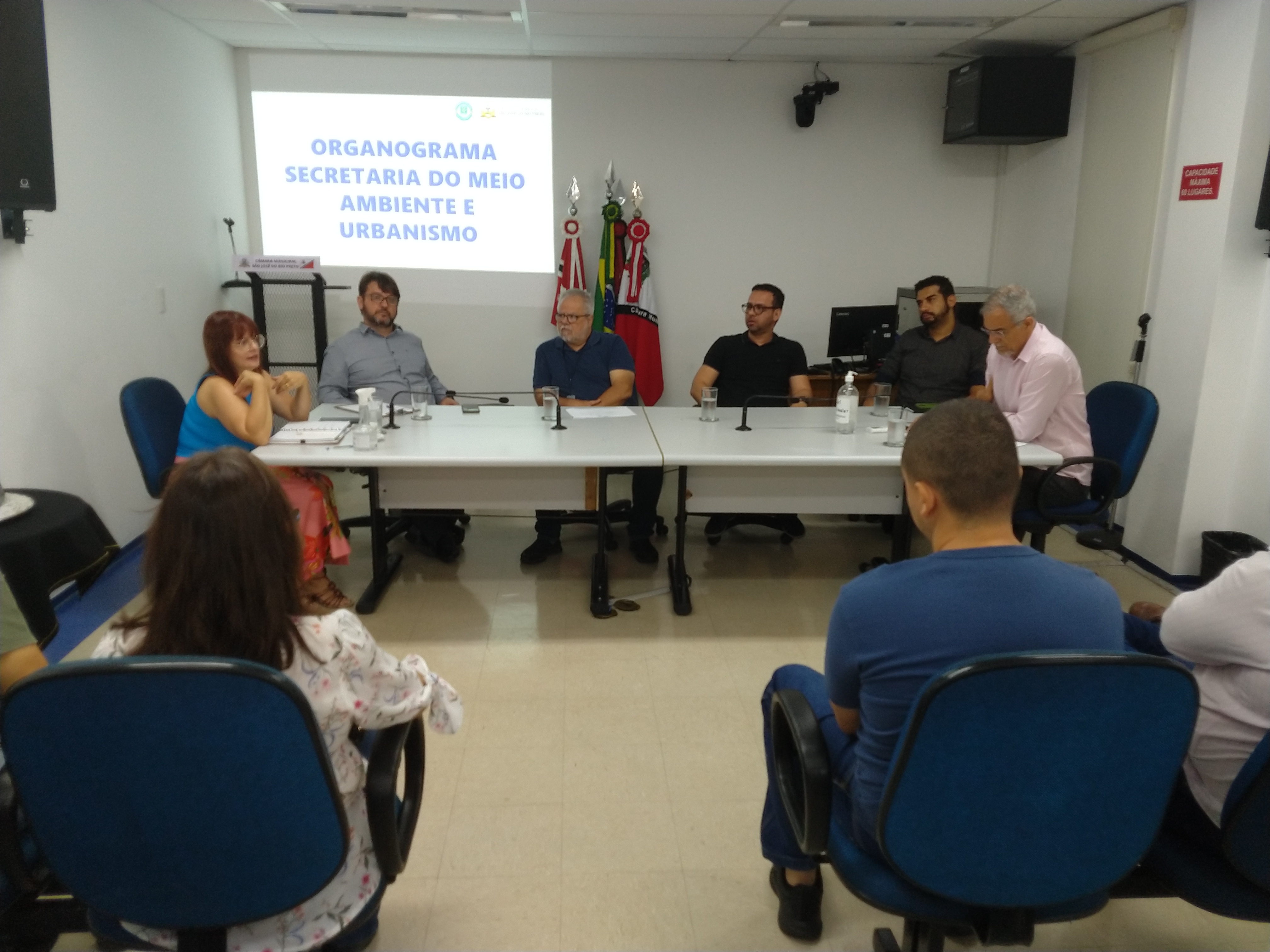 Secretária Kátia Penteado, acompanhada de assessores, apresentou as informações aos vereadores