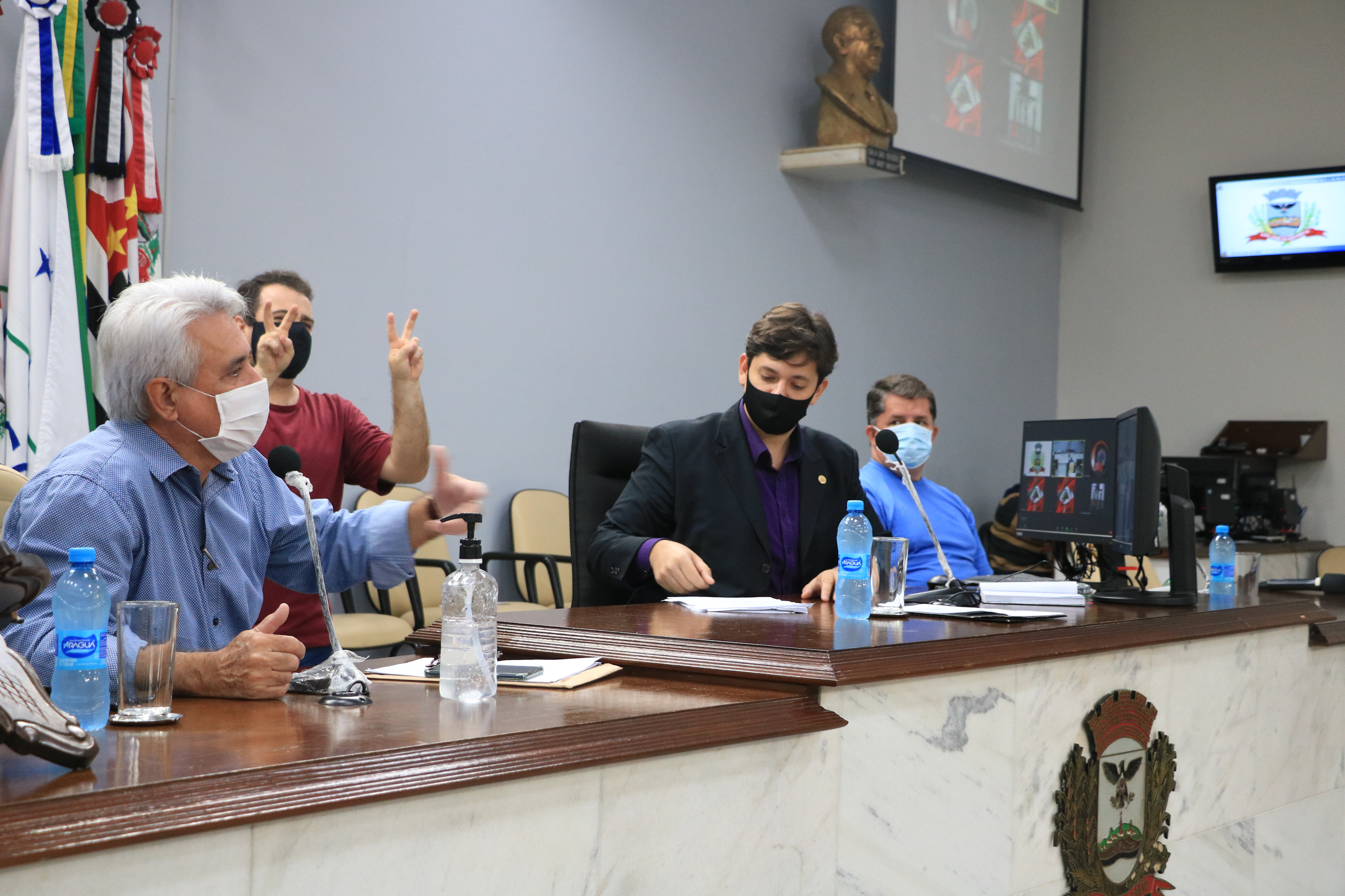 Hernandes falou sobre contrato do transporte e motoristas clandestinos no aeroporto