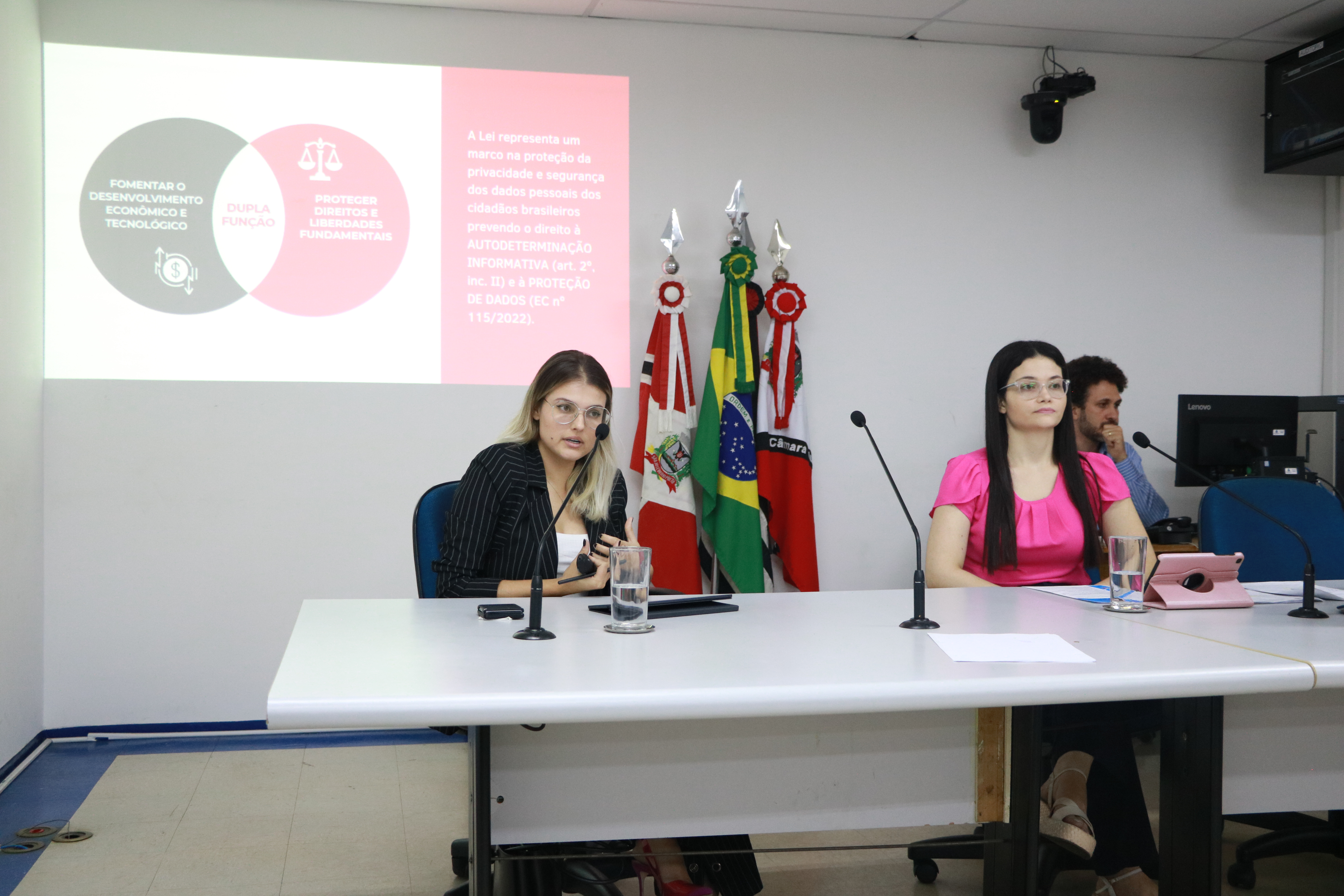 Beatriz Hilhner e Amanda Duarte durante curso sobre LGPD