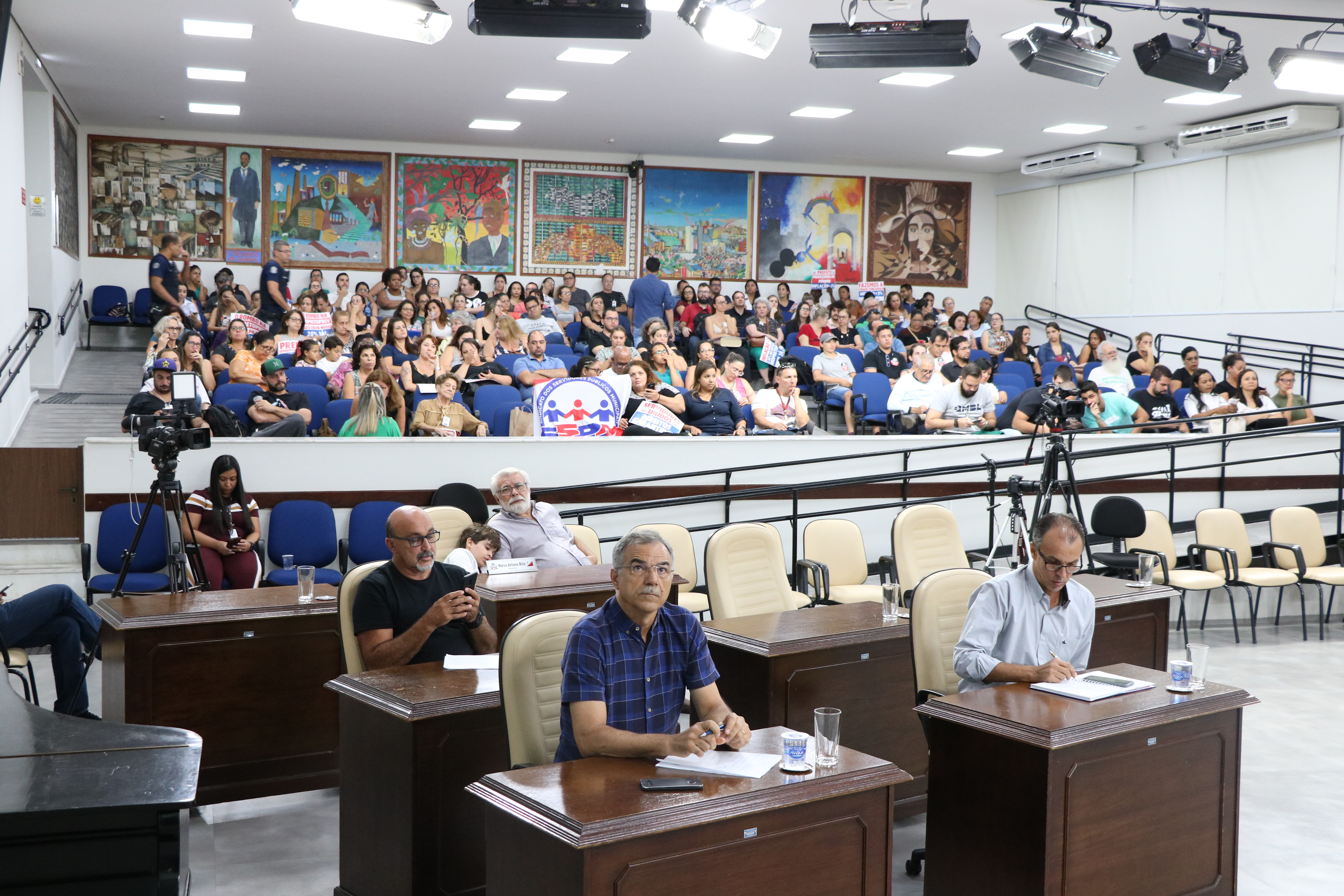 Servidores lotaram o plenário da Câmara para acompanhar a audiência pública