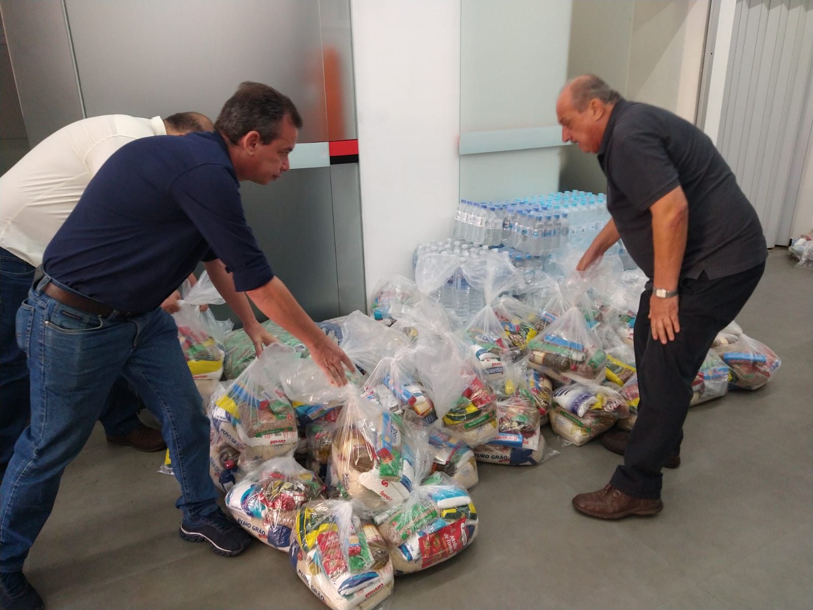 Cestas básicas arrecadadas na campanha que mobilizou vereadores e funcionários da Câmara