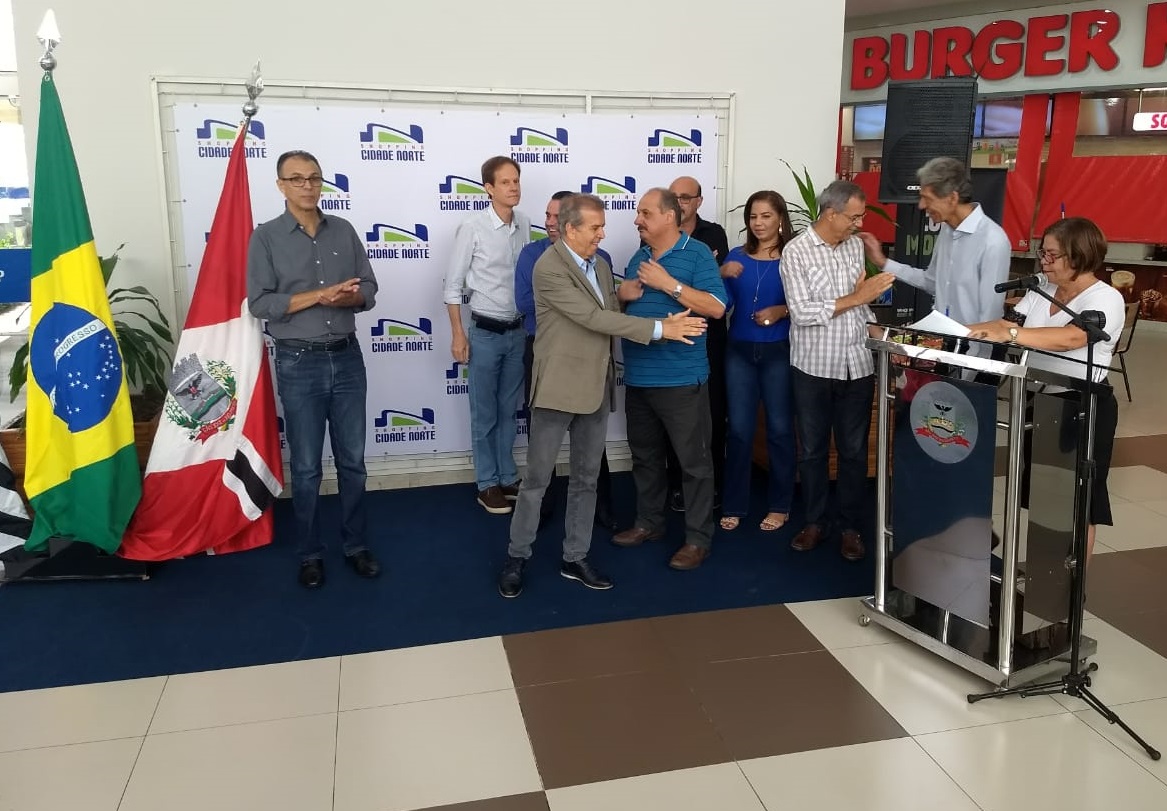 Vereadores e prefeito durante lançamento da Prefeitura da região norte