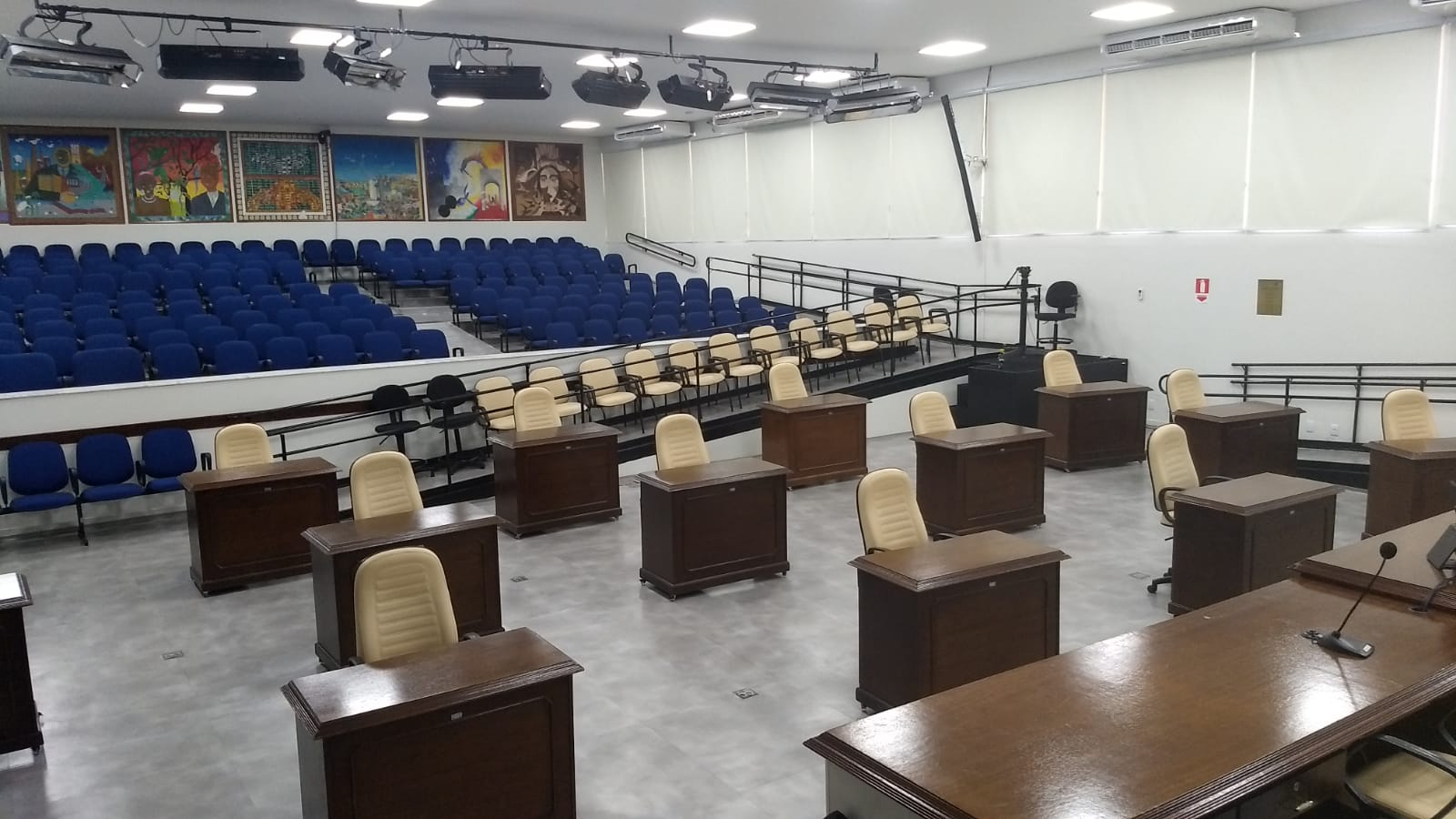 Nova disposição do plenário respeita distância segura entre vereadores