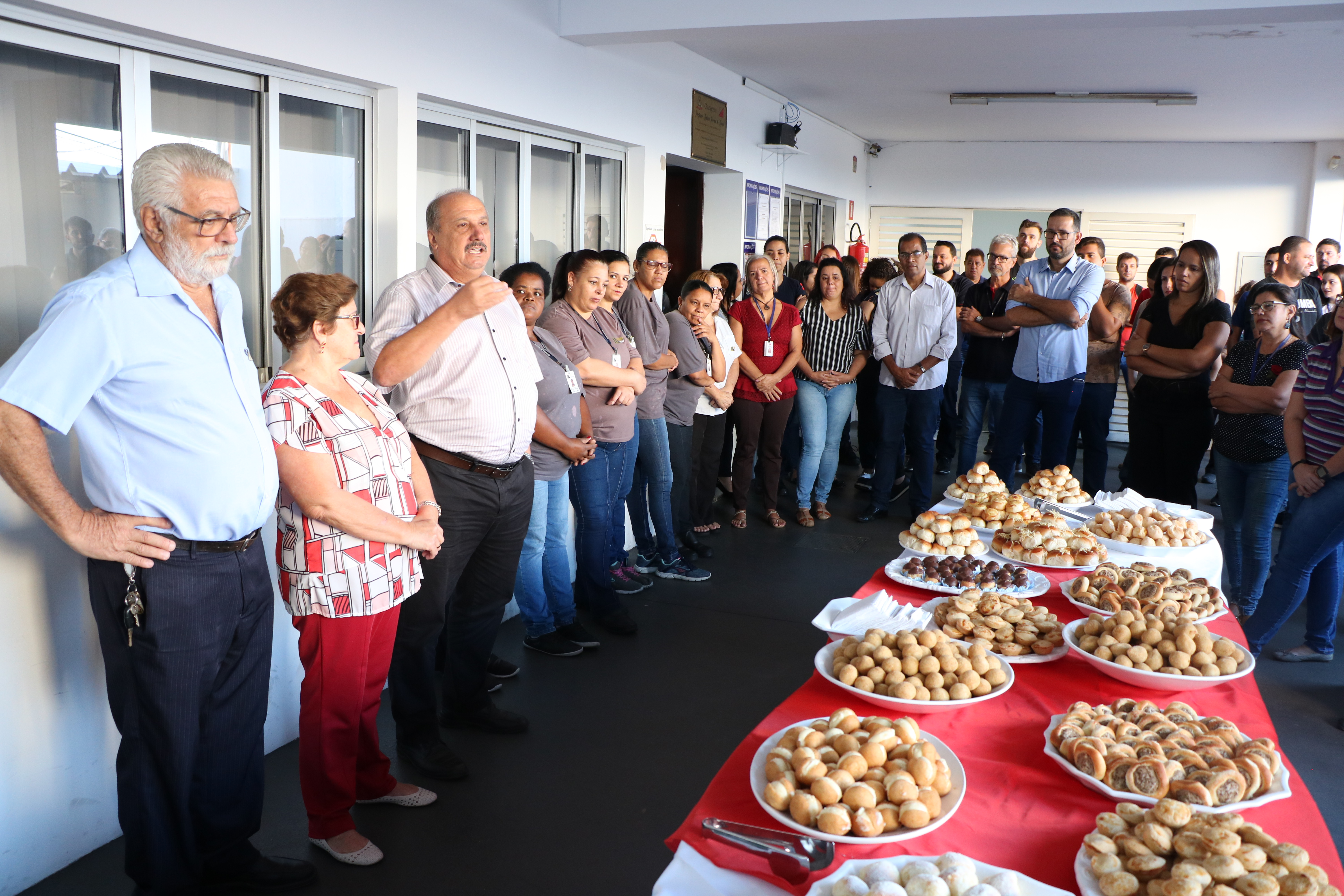 Vereadores e servidores da Câmara confraternizam em homenagem às mulheres