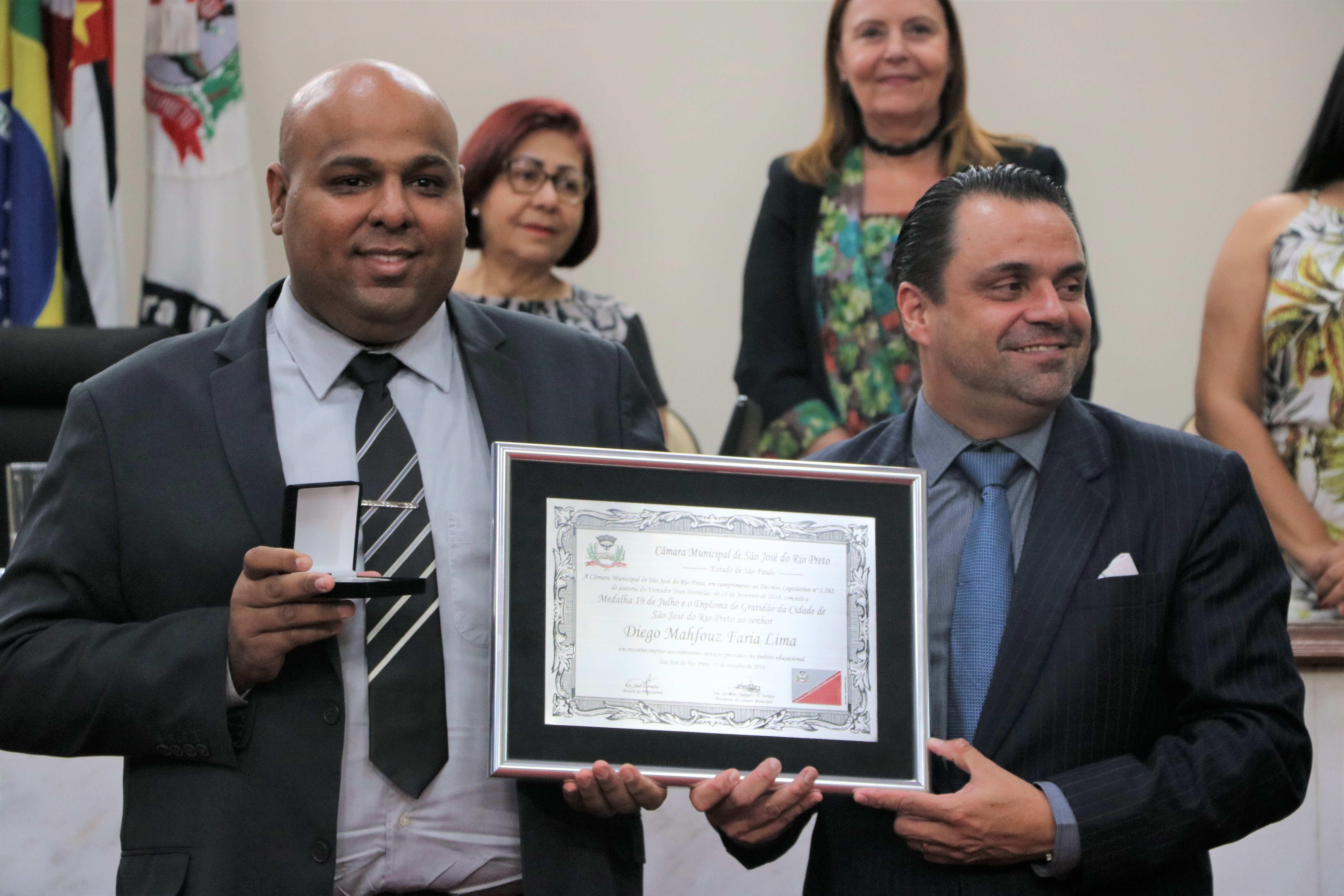 Homenageado é reconhecido por seu trabalho como educador