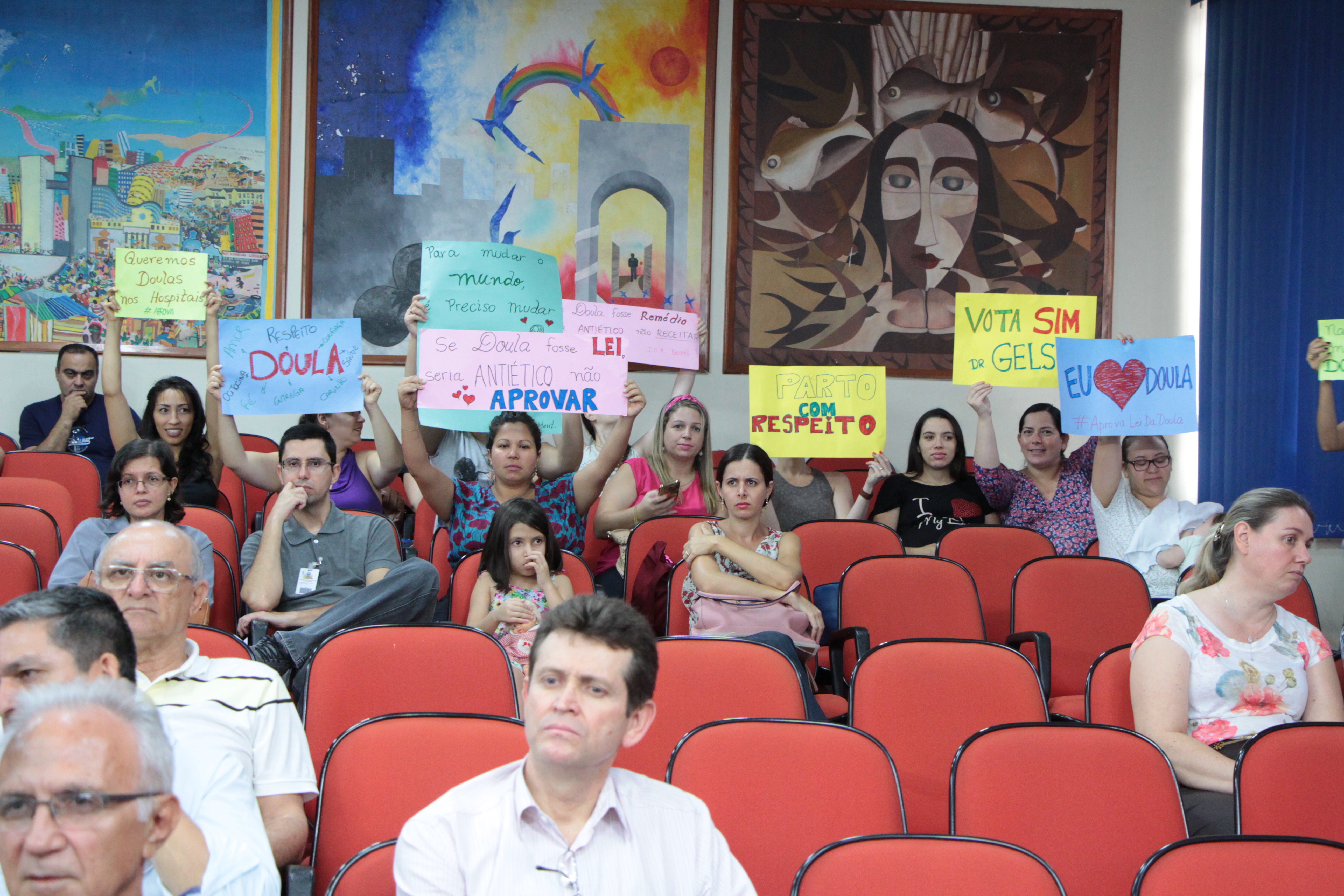 Doulas acompanharam votação do projeto que autoriza sua presença em maternidades