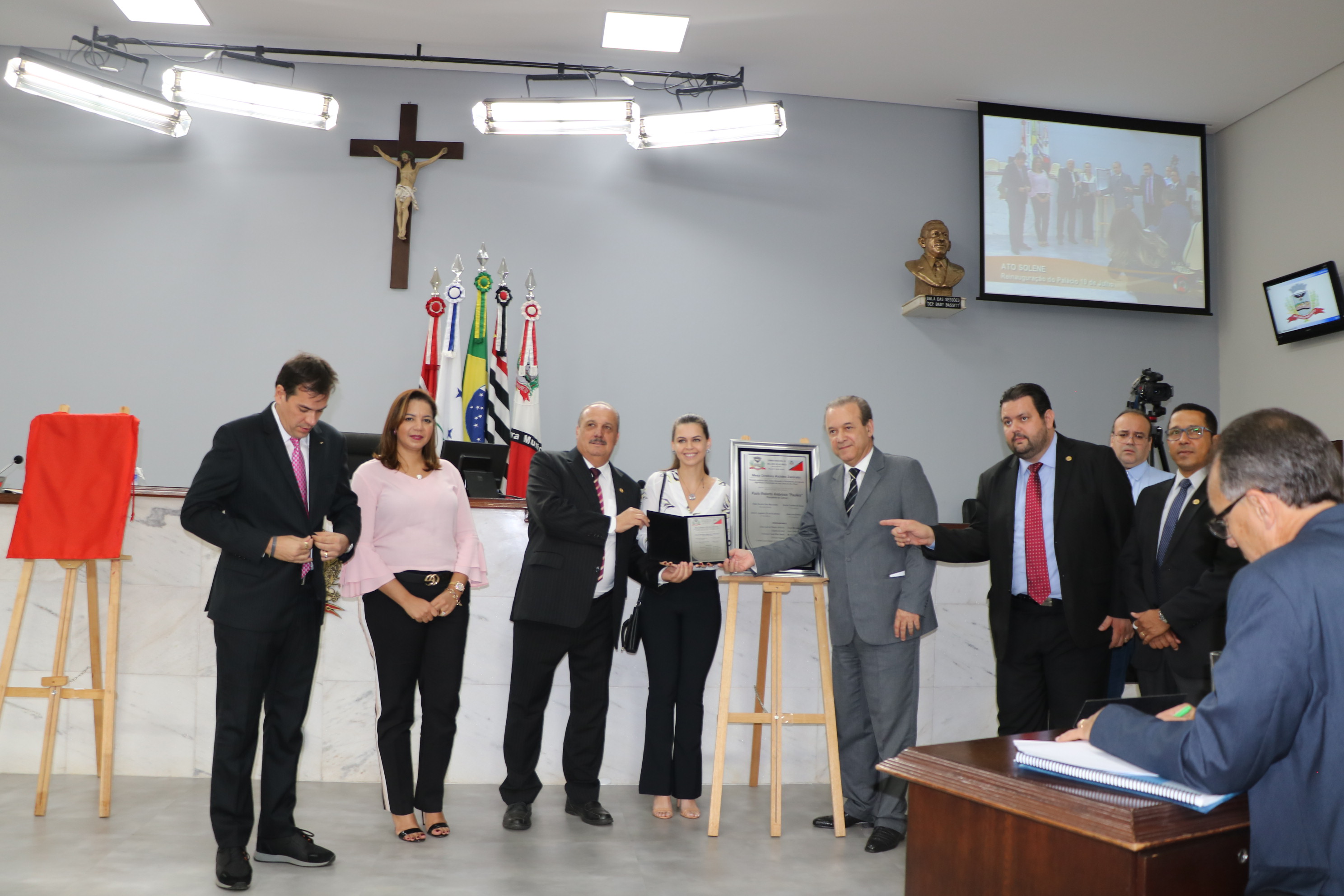 Vereadores e Eleuses entregam placa a Clara, filha de Zanirato