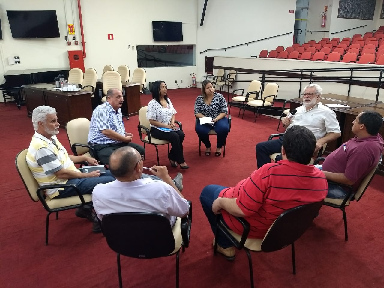 Vereadores e assessores durante reunião para debater problemas na Caic