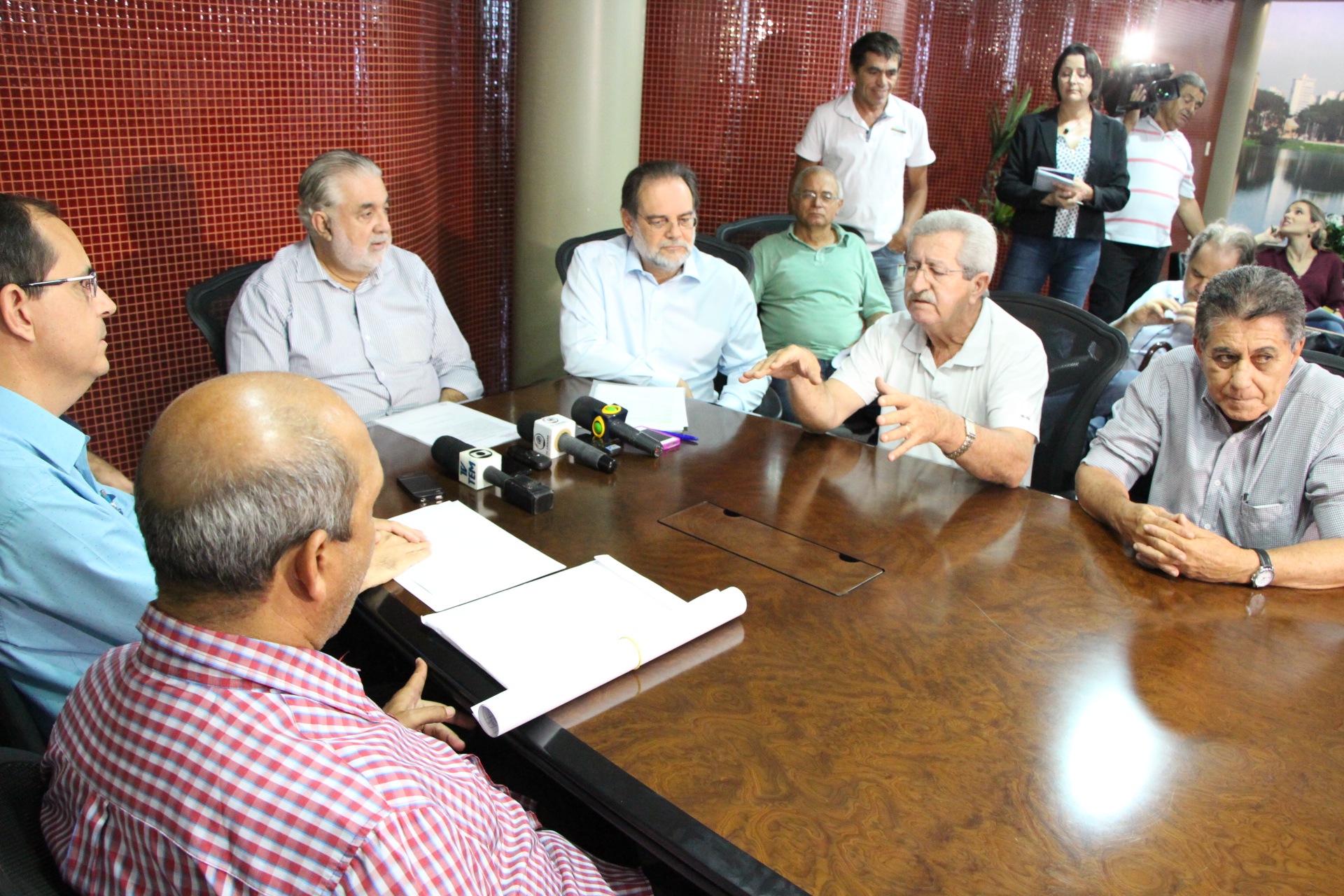 Vereadores acompanham assinatura da ordem de serviço para obra de terminal urbano