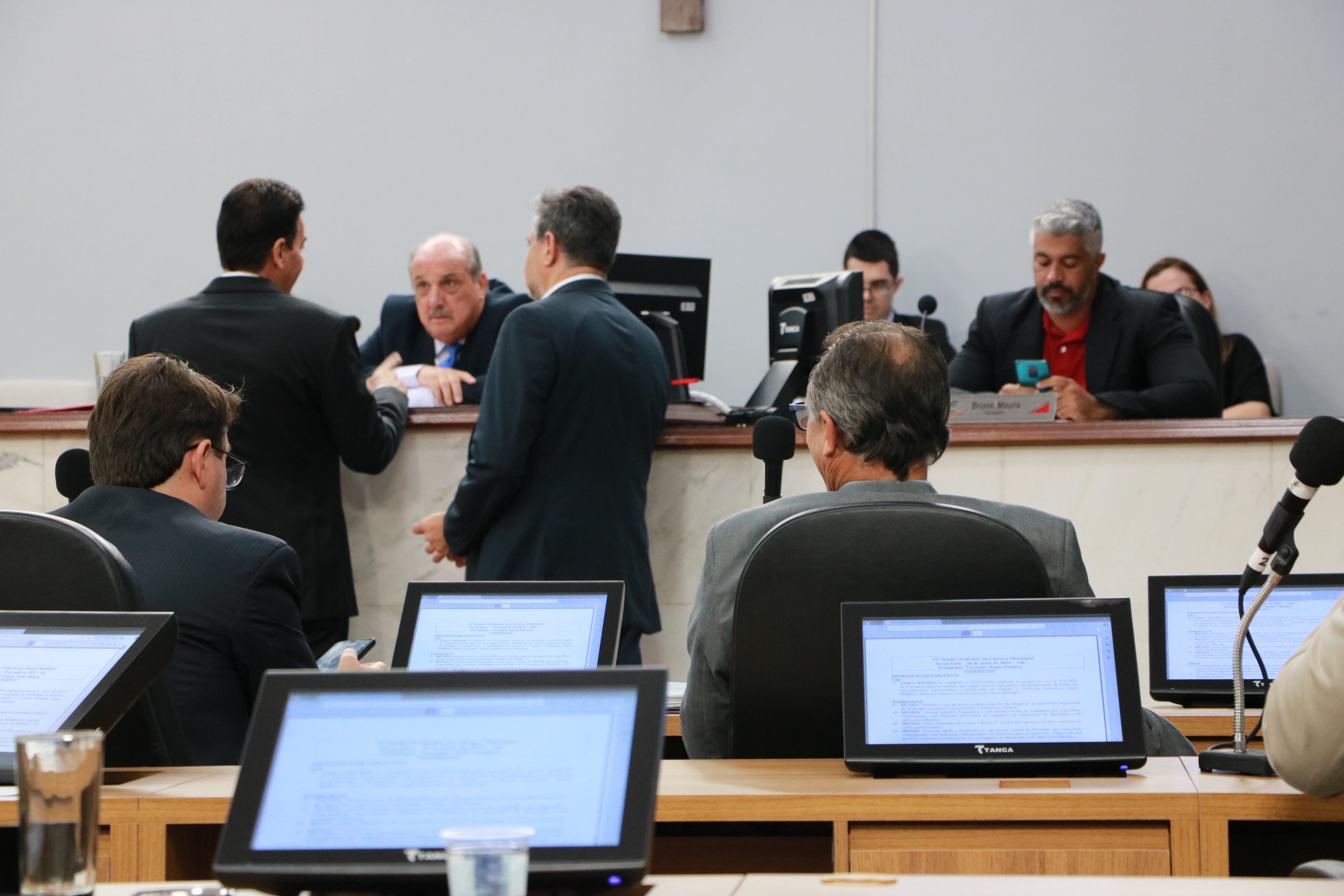 Vereadores conversam durante sessão na Câmara