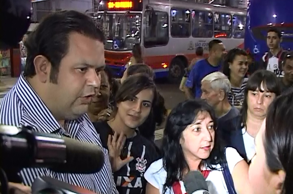 Anderson Branco, presidente da CEI, ouve população no terminal urbano