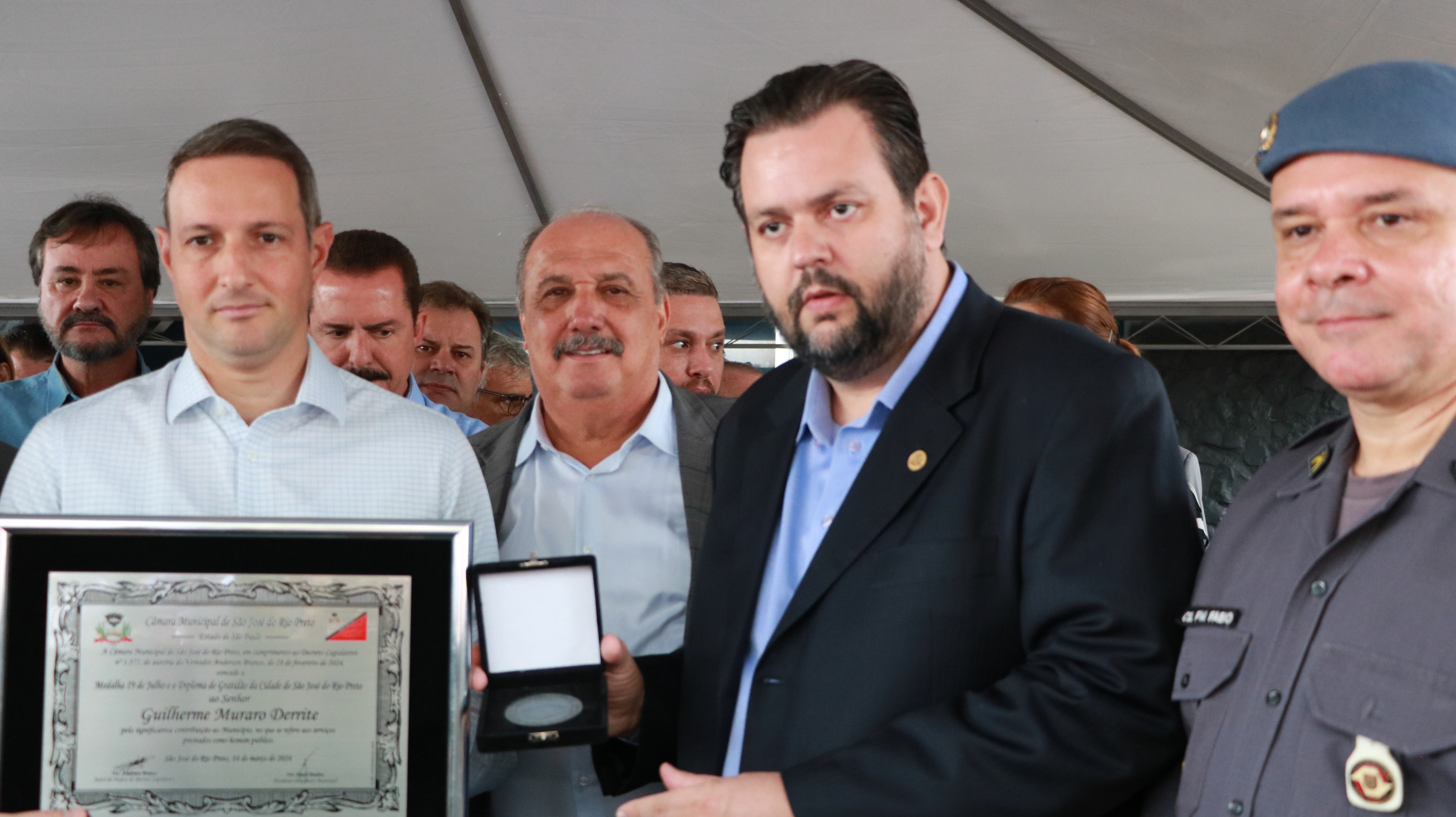 Derrite recebe Diploma de Gratidão de Branco;ao lado, coronel Fábio Cândido
