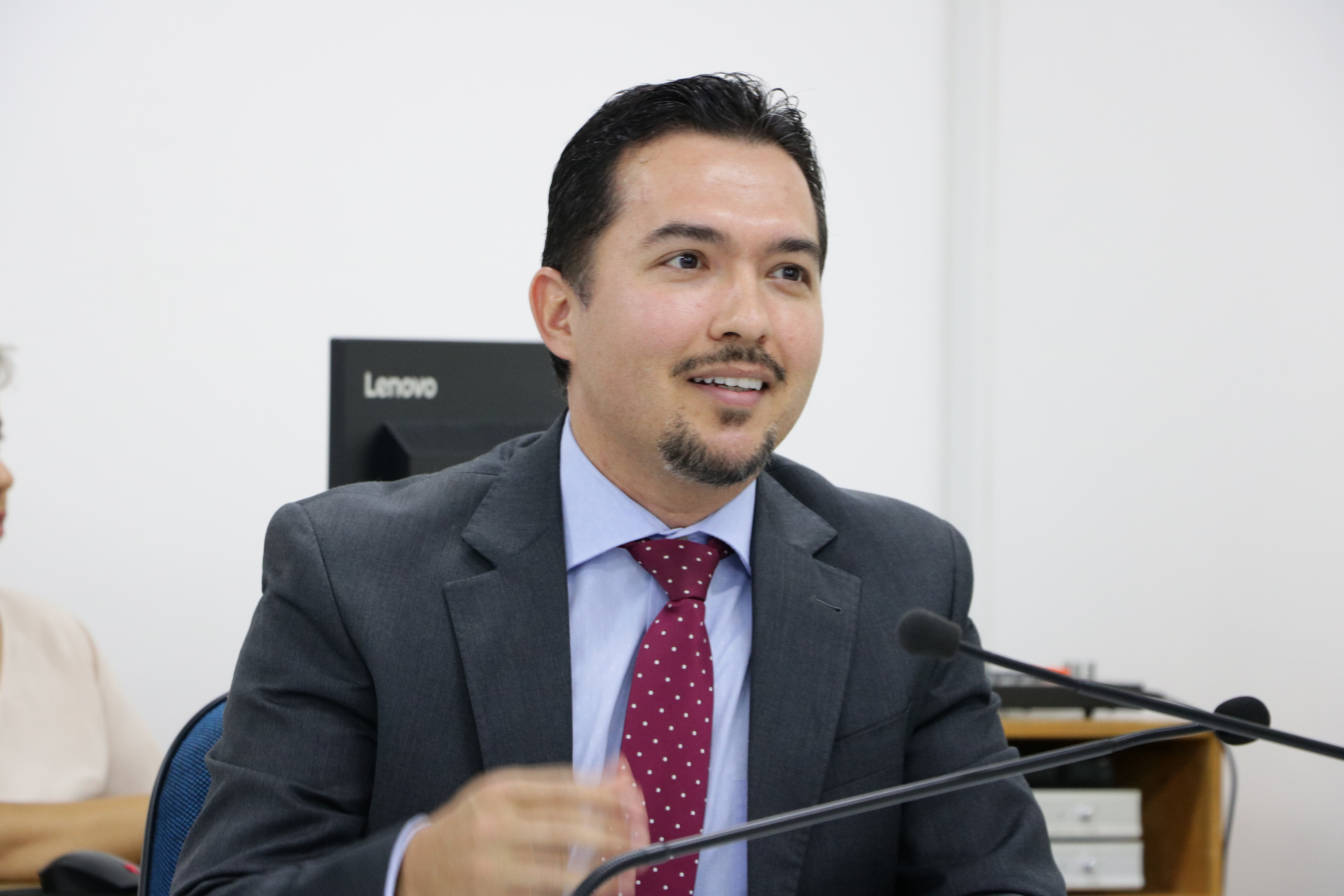 Defensor público Júlio Tanone defende tirar recursos de decoração para a Assistência Social