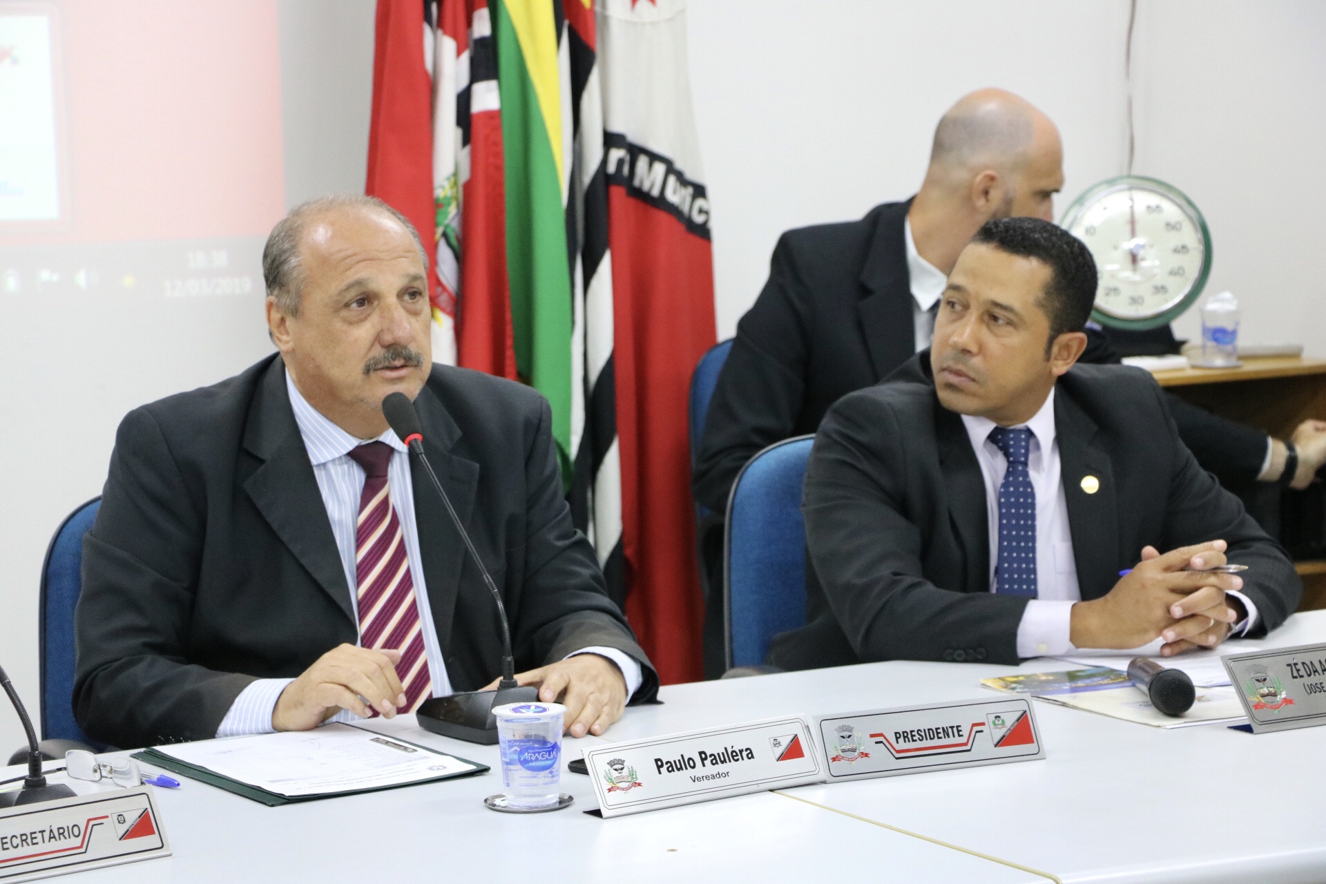 Havia cinco projetos de Lei na Ordem do Dia