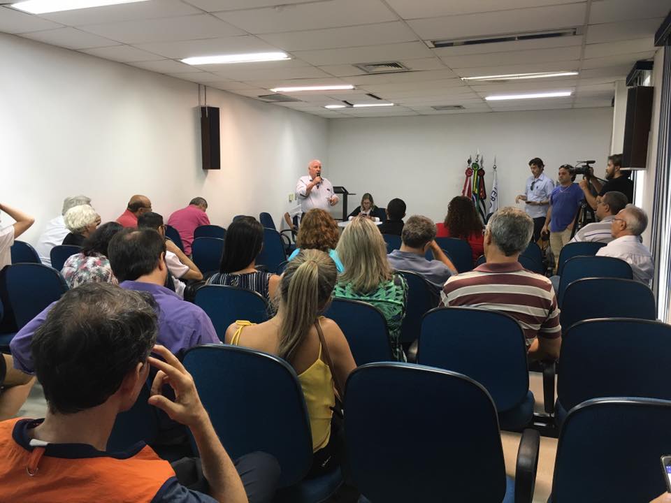 Secretário de Governo explica a necessidade da criação dos cargos durante a audiência