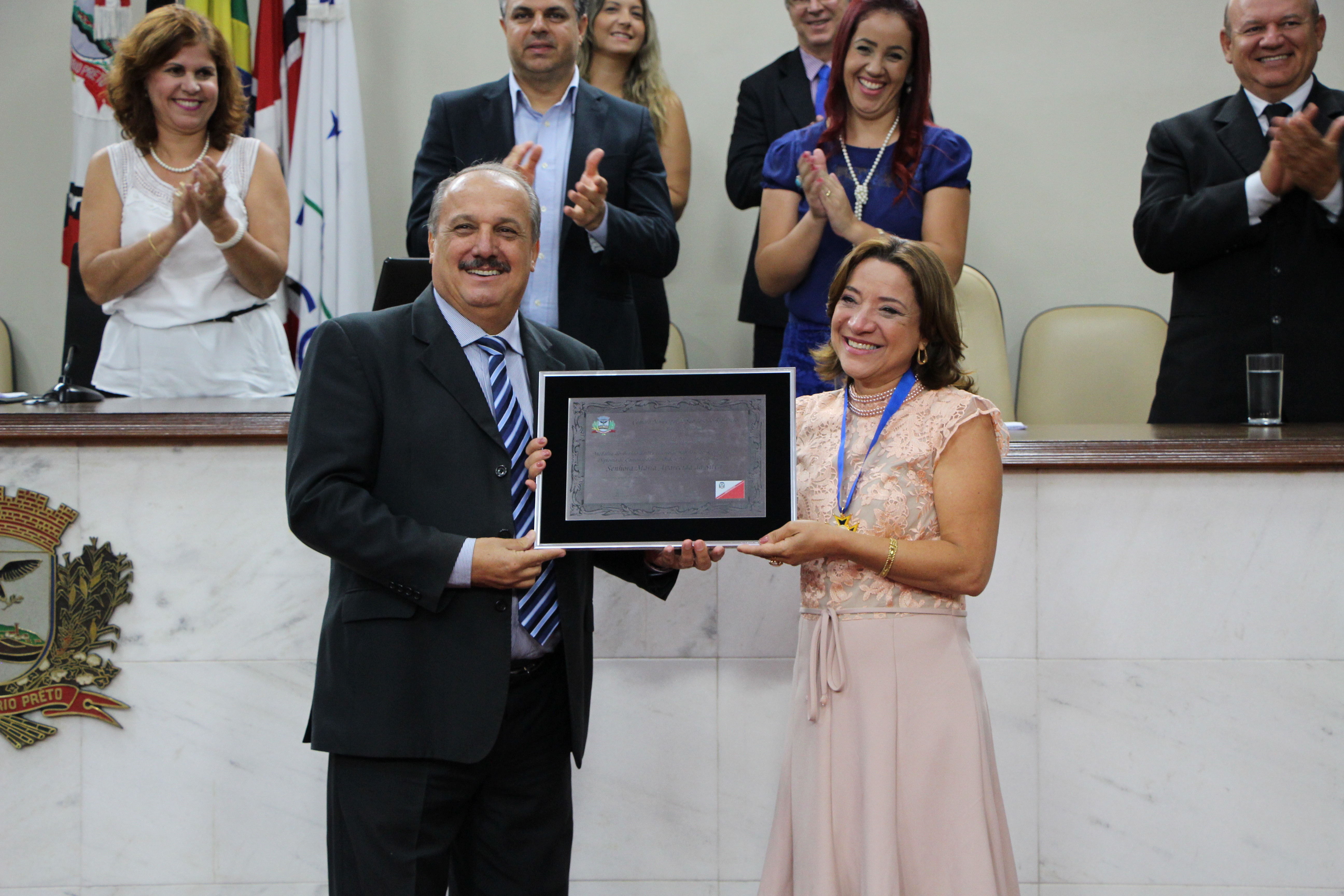 Maria Aparecida da Silva recebeu o diploma das mãos do vereador Paulo Pauléra