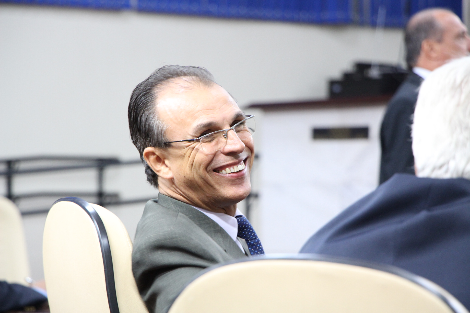 Vereador Jean Charles diz que é "tradição" posse de prefeitos e vereadores pela manhã