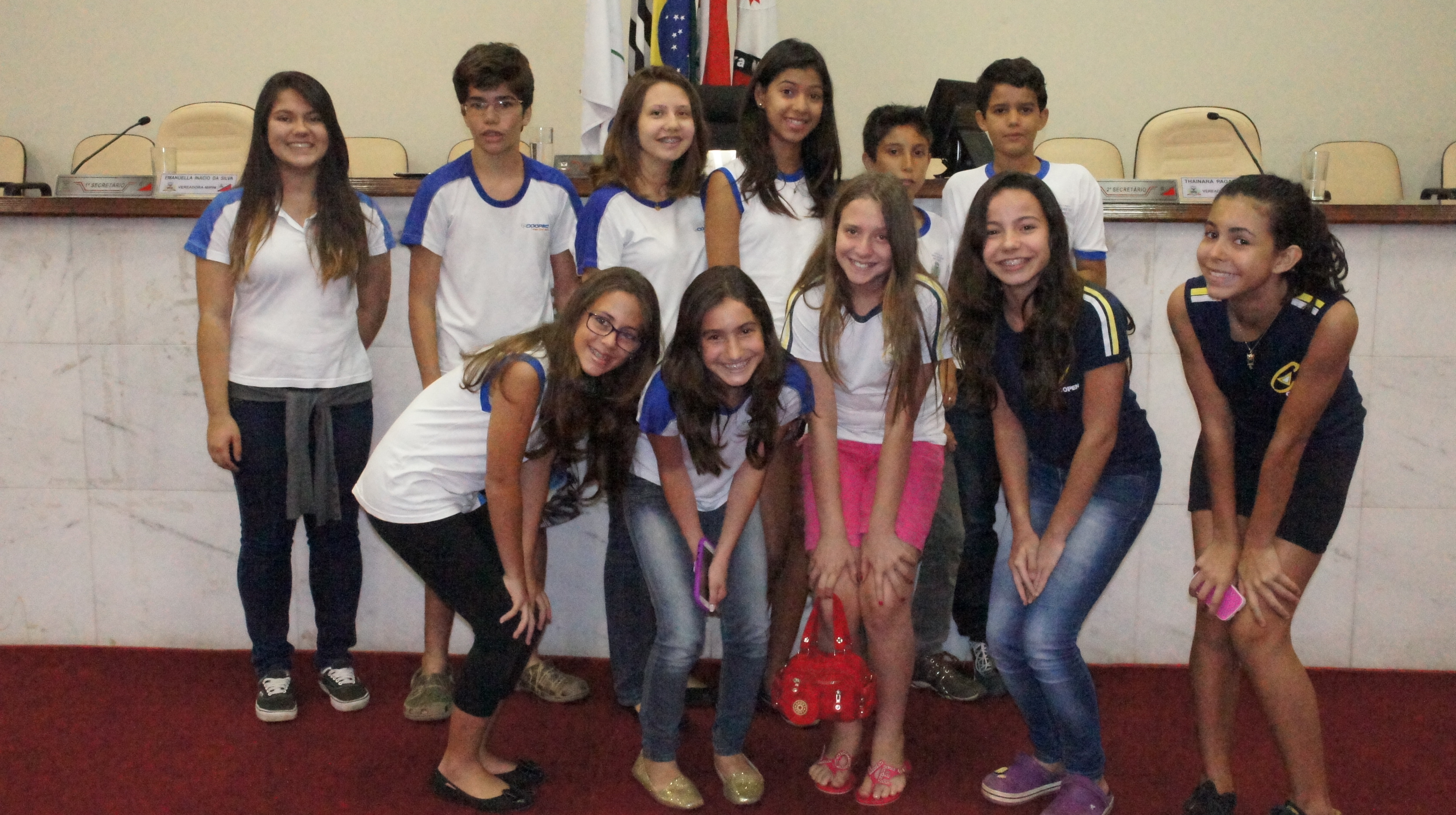 Vereadores mirins reunidos para a foto da última Sessão do ano