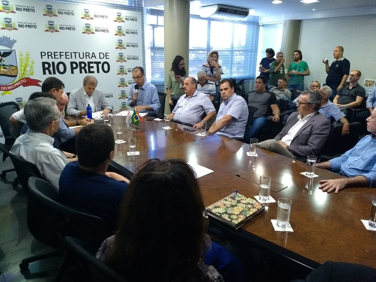 Anúncio da convocação de 20 guardas municipais reuniu vereadores e secretários