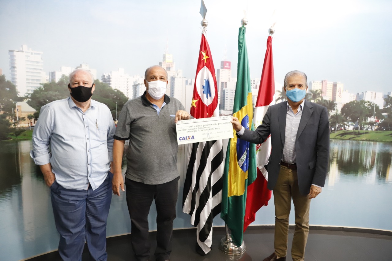 Pauléra entrega cheque simbólico ao prefeito Edinho Araújo