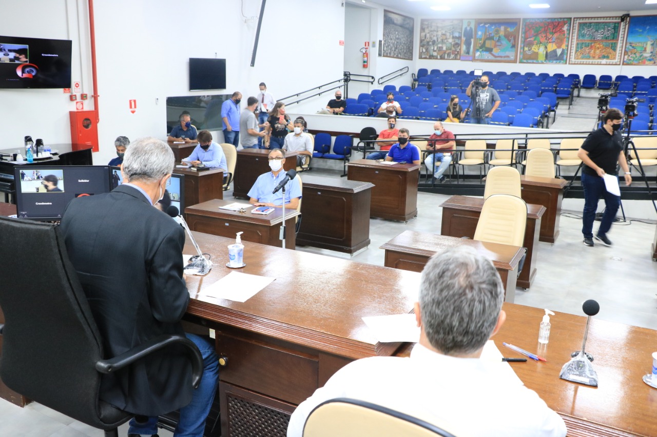 Vereadores se reuniram no plenário para definir composição da Frente Parlamentar e comissões